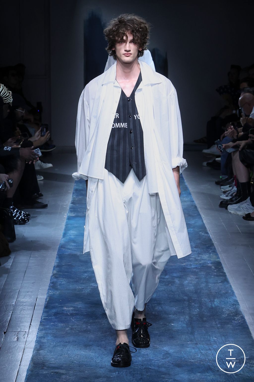 Fashion Week Paris Spring/Summer 2026 look 24 de la collection Yohji Yamamoto menswear