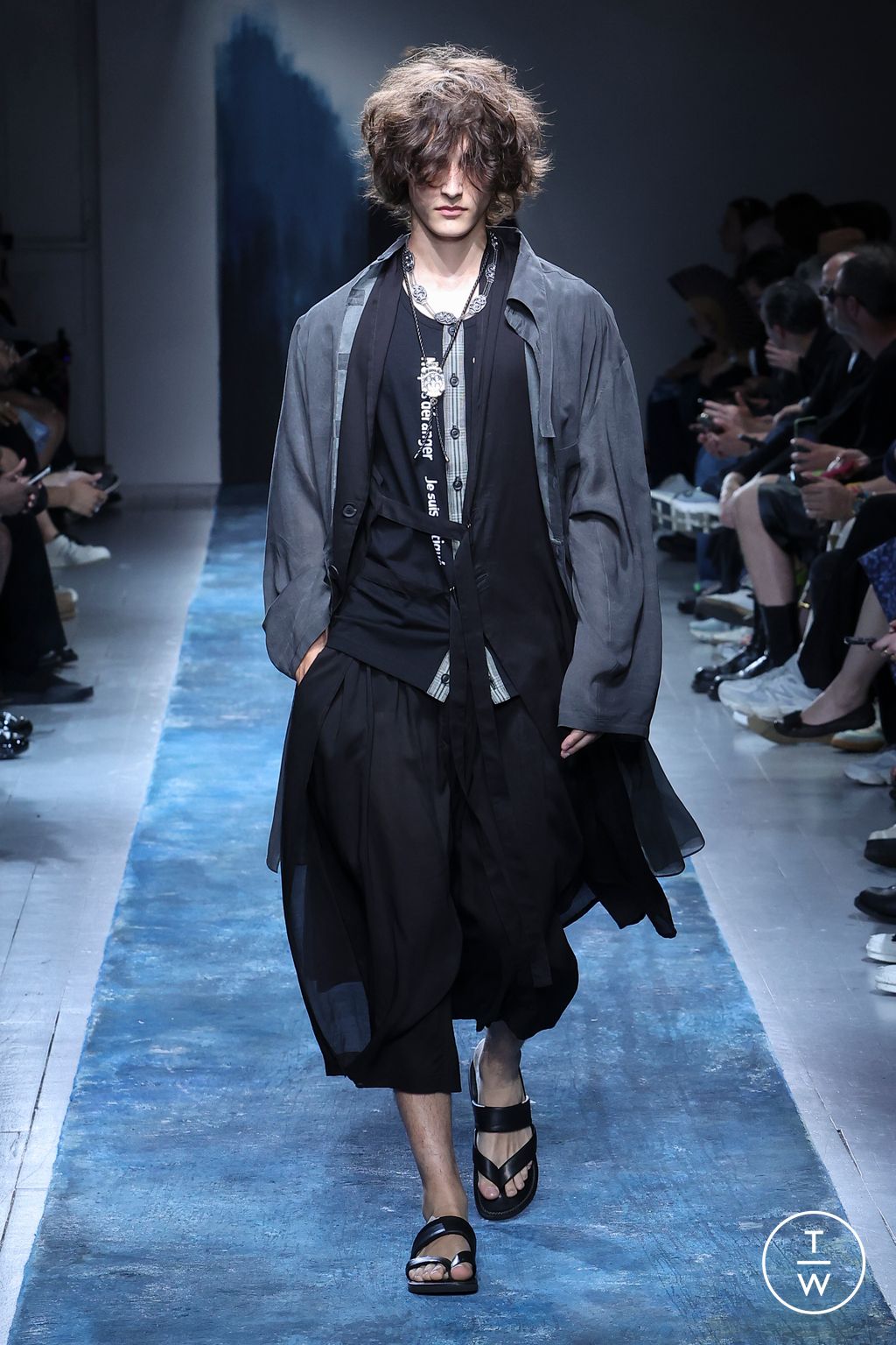 Fashion Week Paris Spring/Summer 2026 look 28 de la collection Yohji Yamamoto menswear