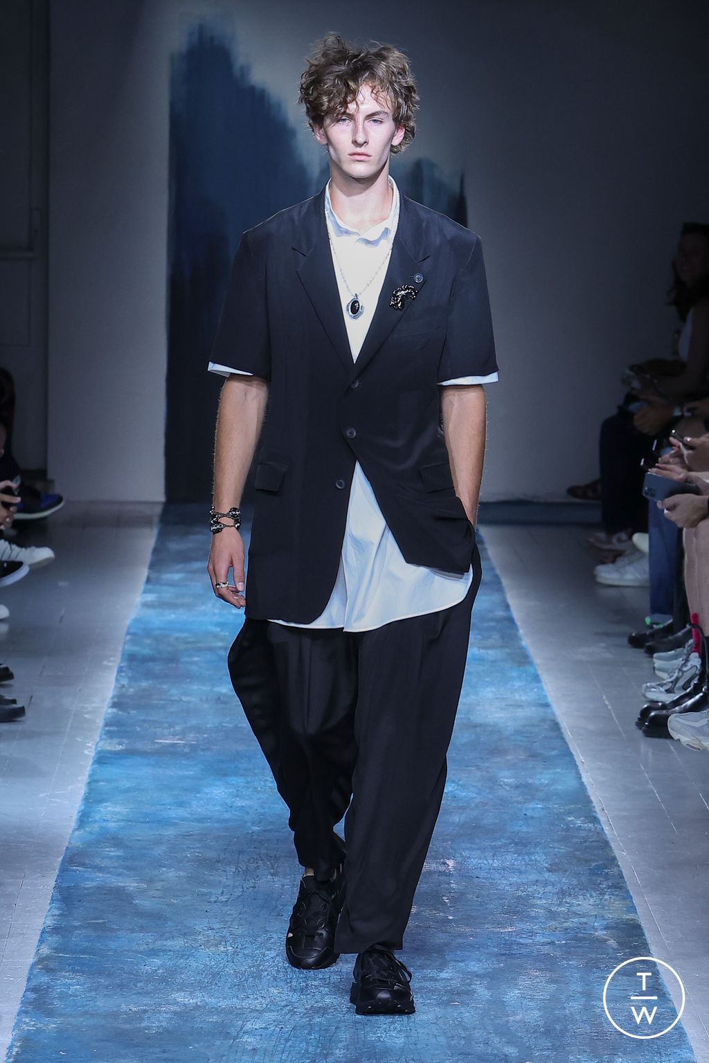 Fashion Week Paris Spring/Summer 2026 look 3 de la collection Yohji Yamamoto menswear