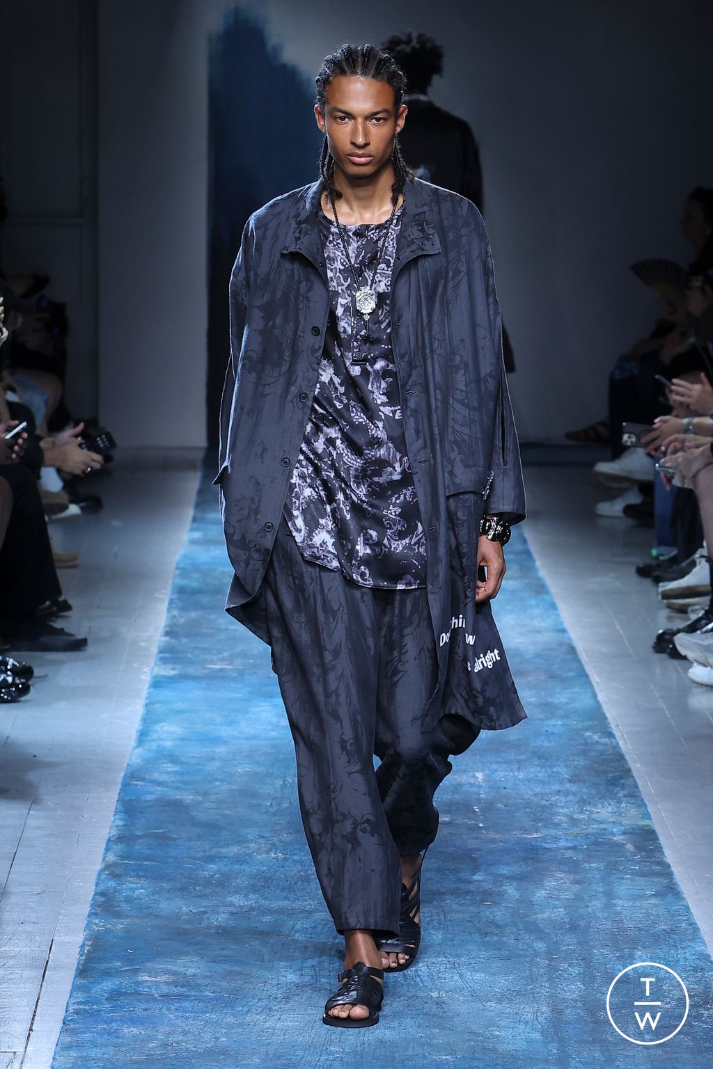 Fashion Week Paris Spring/Summer 2026 look 31 de la collection Yohji Yamamoto menswear