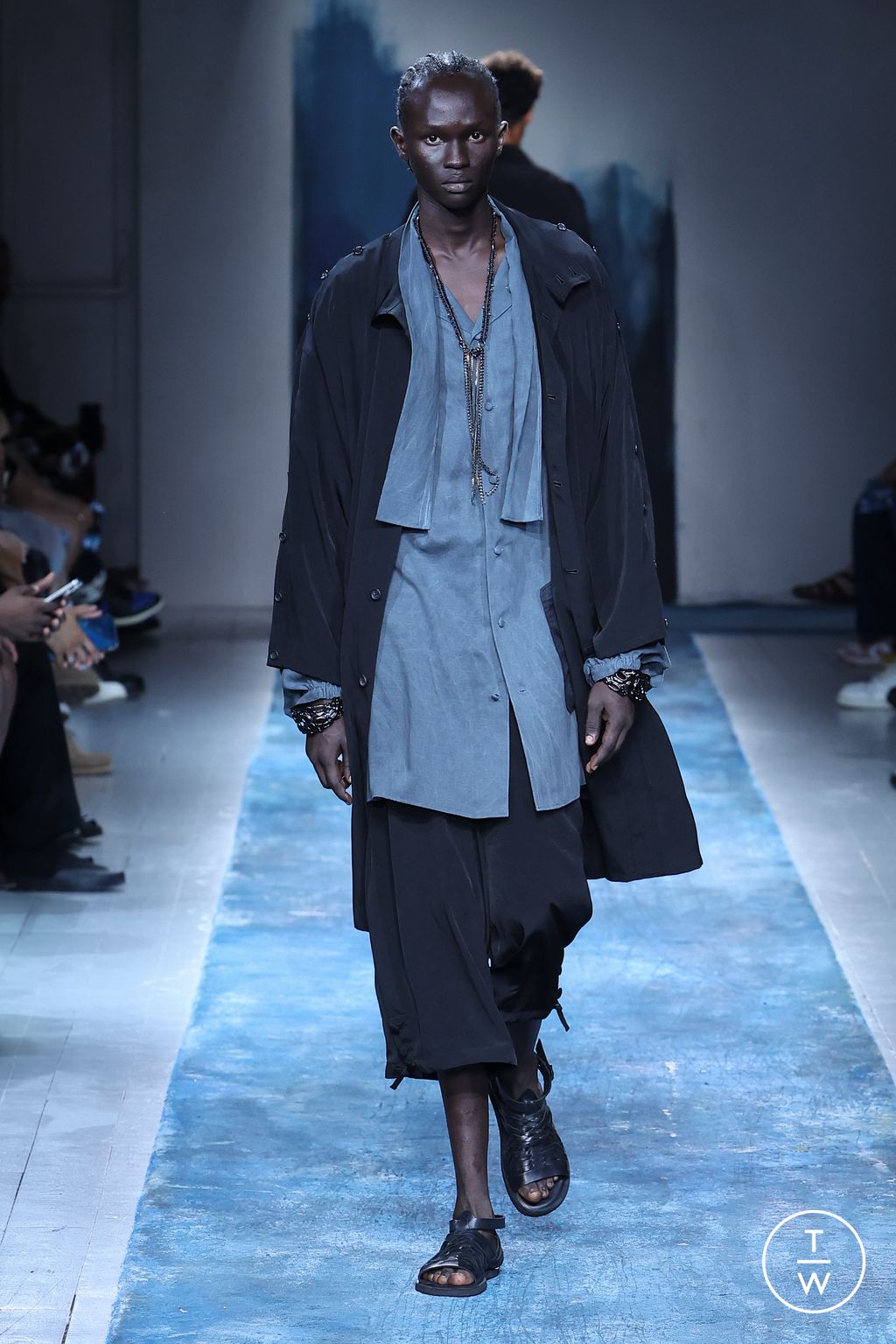 Fashion Week Paris Spring/Summer 2026 look 34 de la collection Yohji Yamamoto menswear