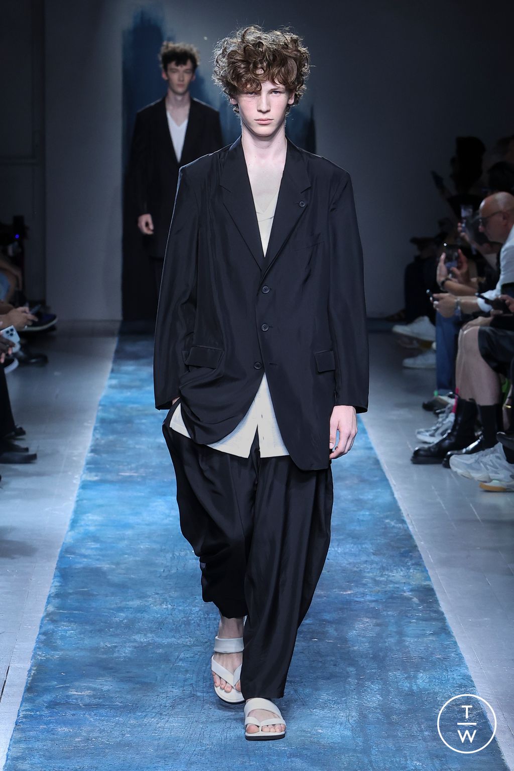 Fashion Week Paris Spring/Summer 2026 look 37 de la collection Yohji Yamamoto menswear