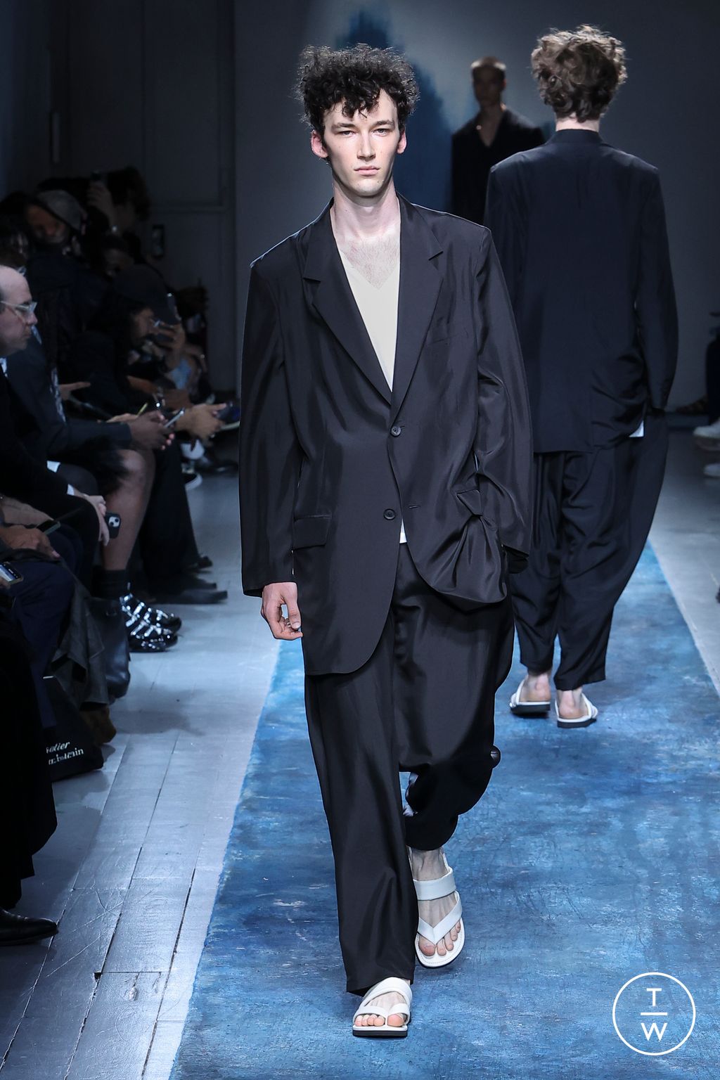 Fashion Week Paris Spring/Summer 2026 look 38 de la collection Yohji Yamamoto menswear