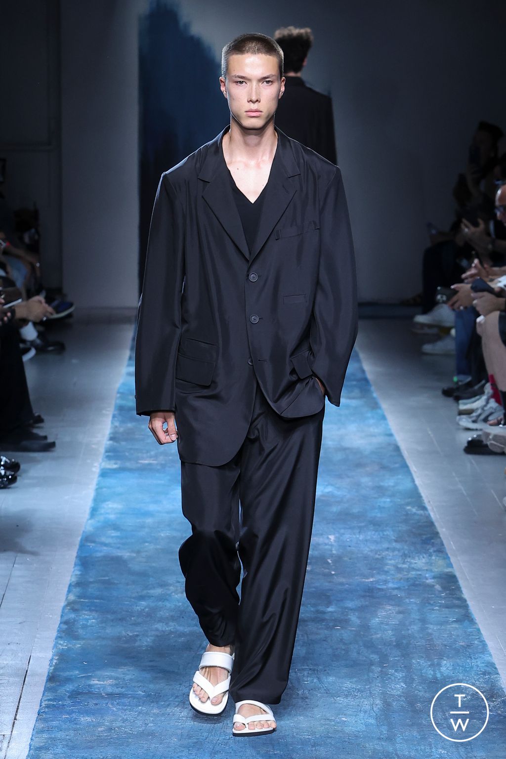 Fashion Week Paris Spring/Summer 2026 look 39 de la collection Yohji Yamamoto menswear