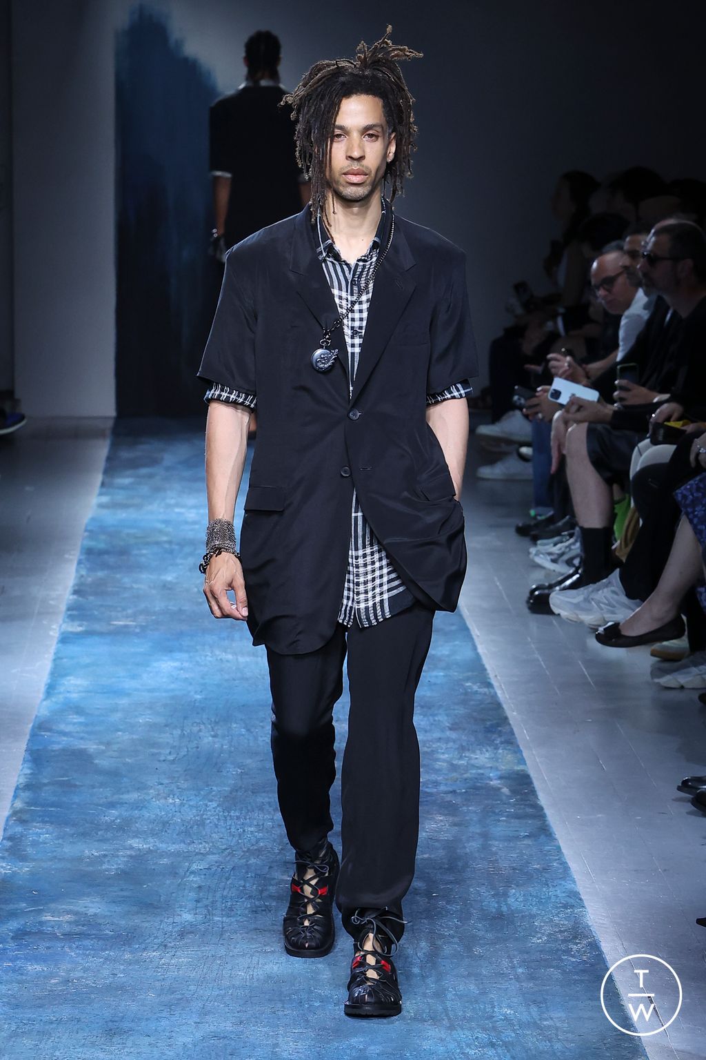 Fashion Week Paris Spring/Summer 2026 look 5 de la collection Yohji Yamamoto menswear
