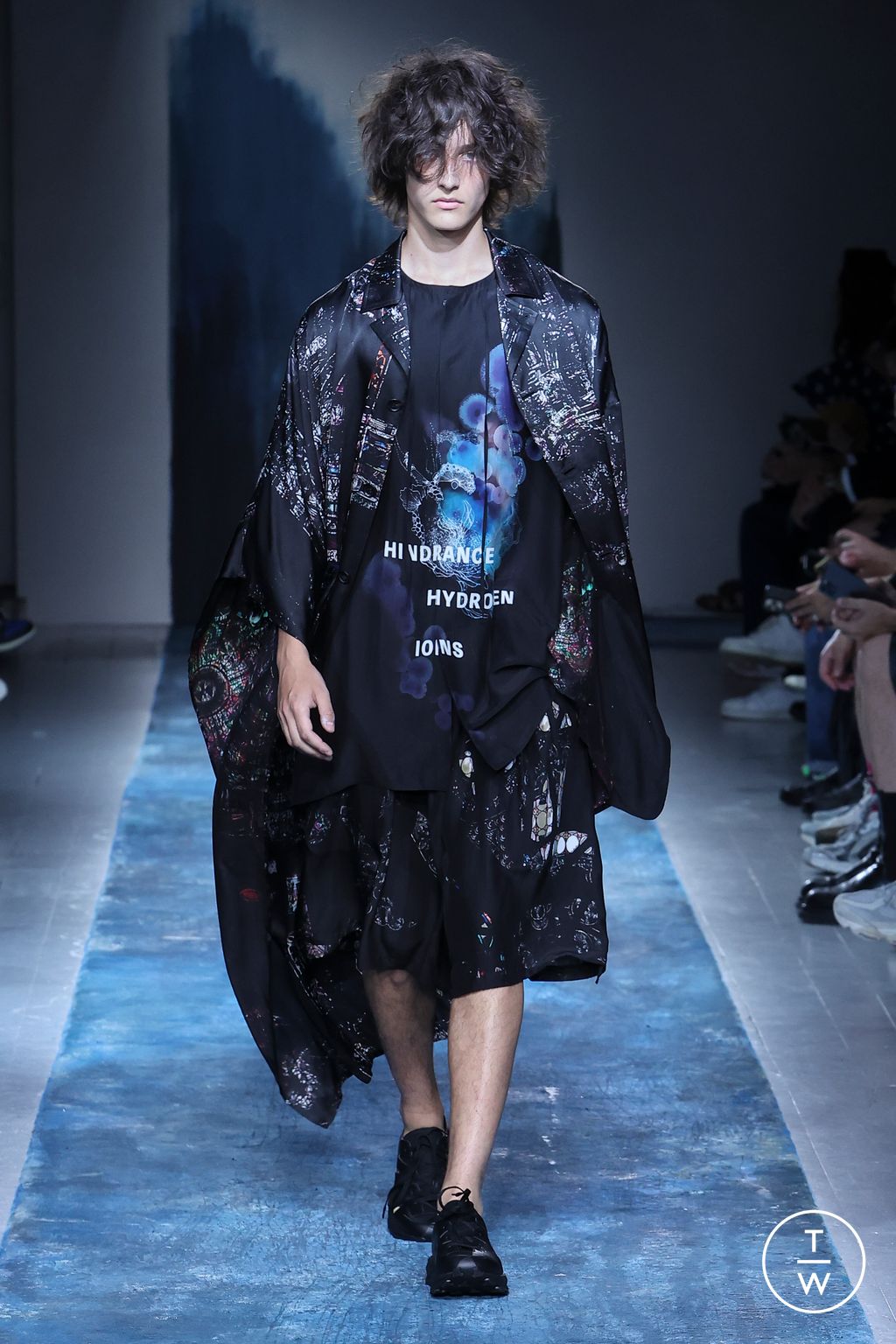 Fashion Week Paris Spring/Summer 2026 look 6 de la collection Yohji Yamamoto menswear