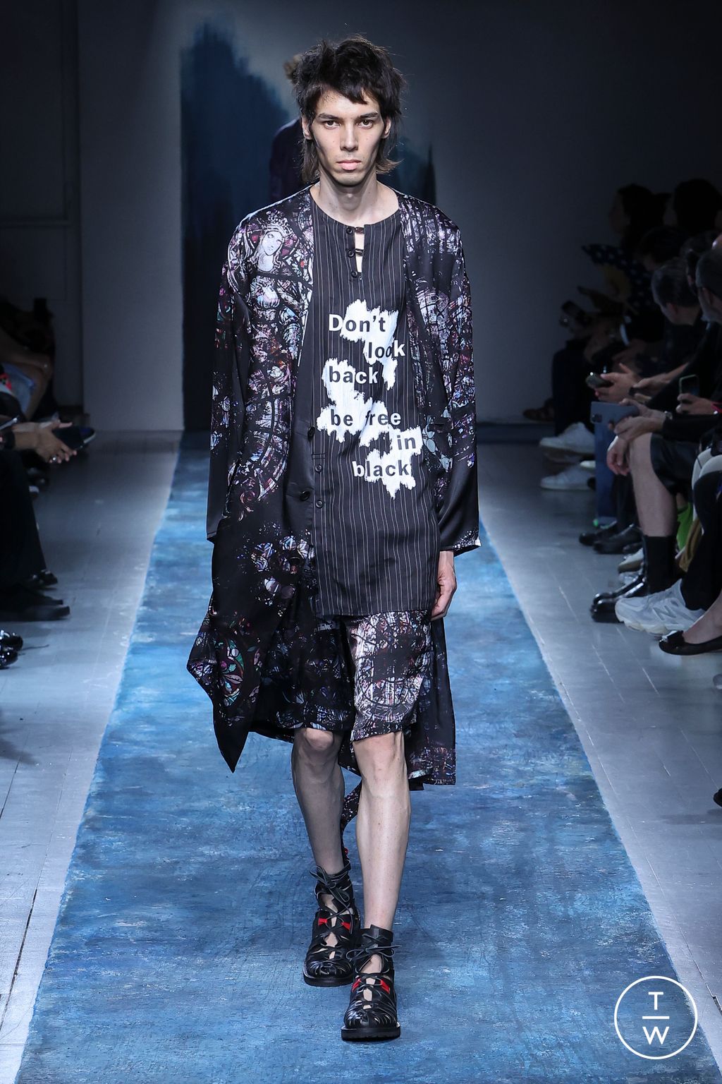 Fashion Week Paris Spring/Summer 2026 look 9 de la collection Yohji Yamamoto menswear