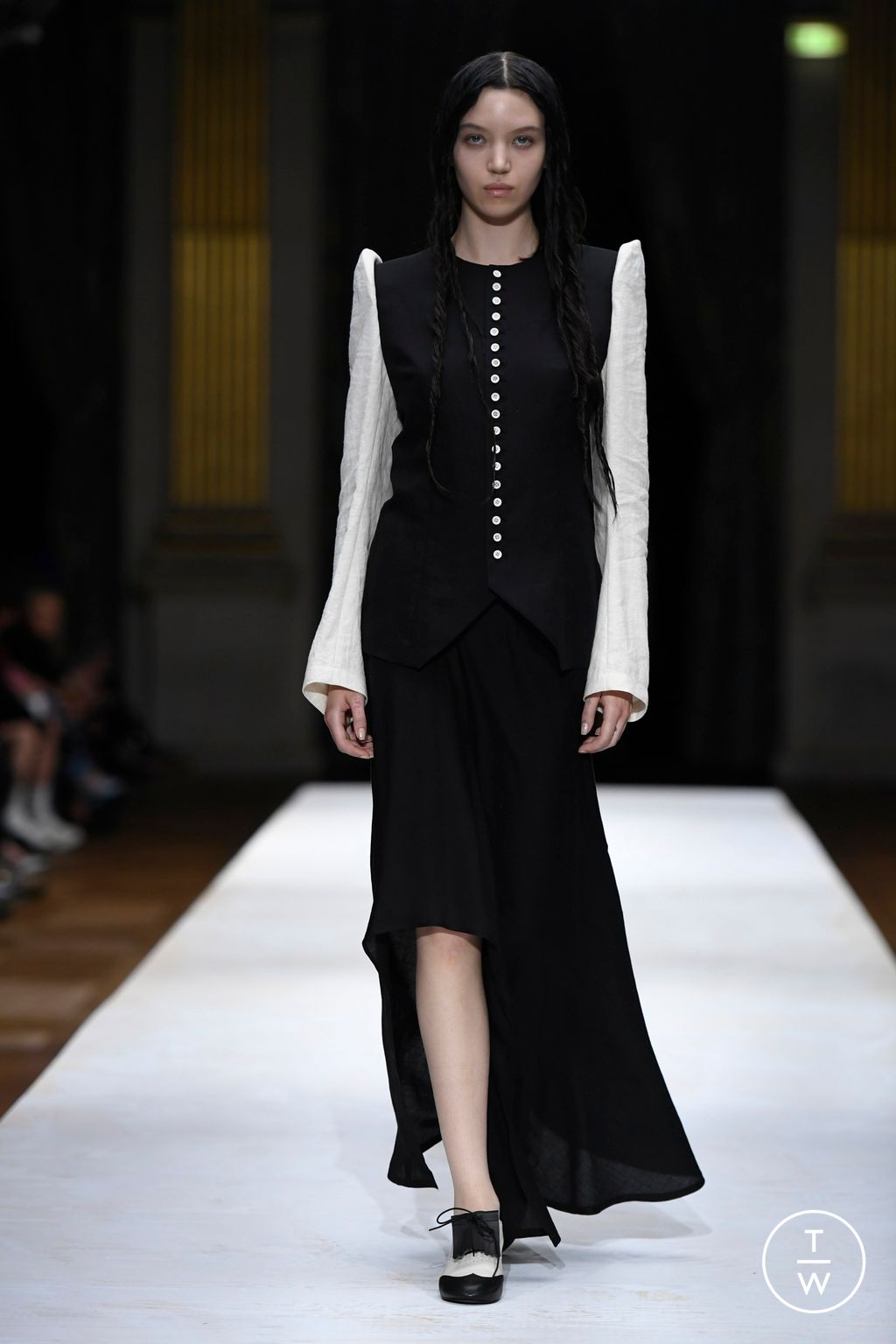 Fashion Week Paris Spring/Summer 2024 look 1 de la collection Yohji Yamamoto womenswear