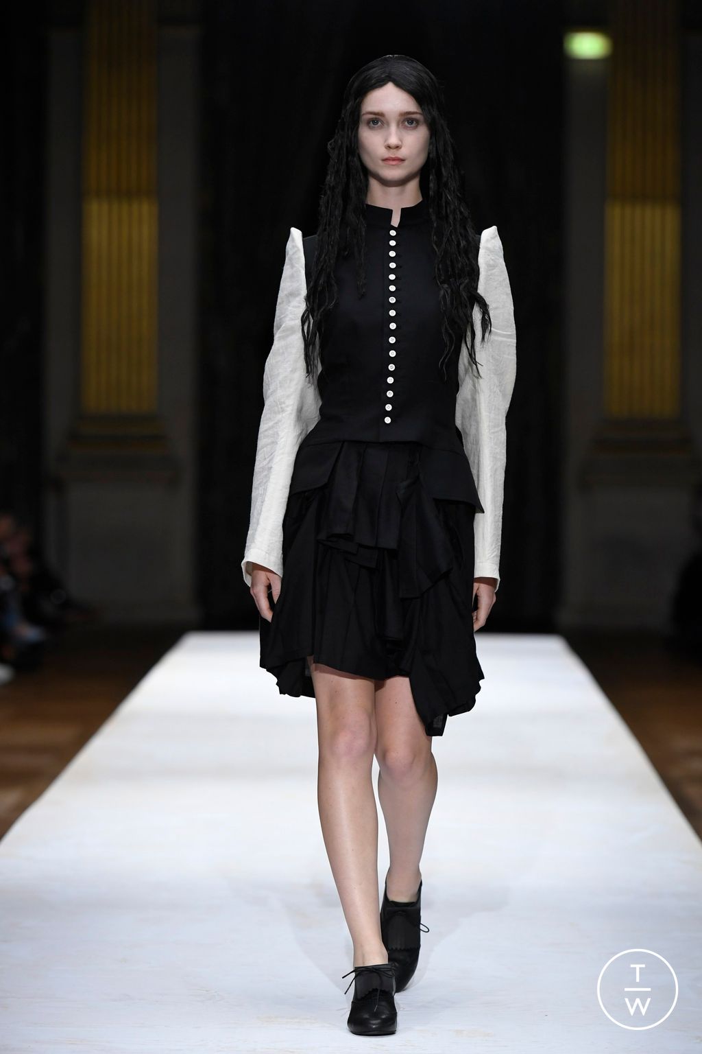 Fashion Week Paris Spring/Summer 2024 look 2 from the Yohji Yamamoto collection womenswear