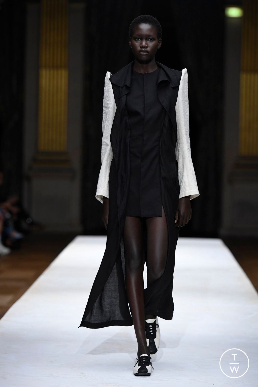 Fashion Week Paris Spring/Summer 2024 look 3 from the Yohji Yamamoto collection womenswear