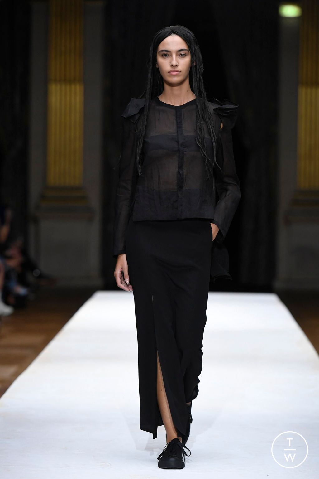 Fashion Week Paris Spring/Summer 2024 look 4 from the Yohji Yamamoto collection womenswear
