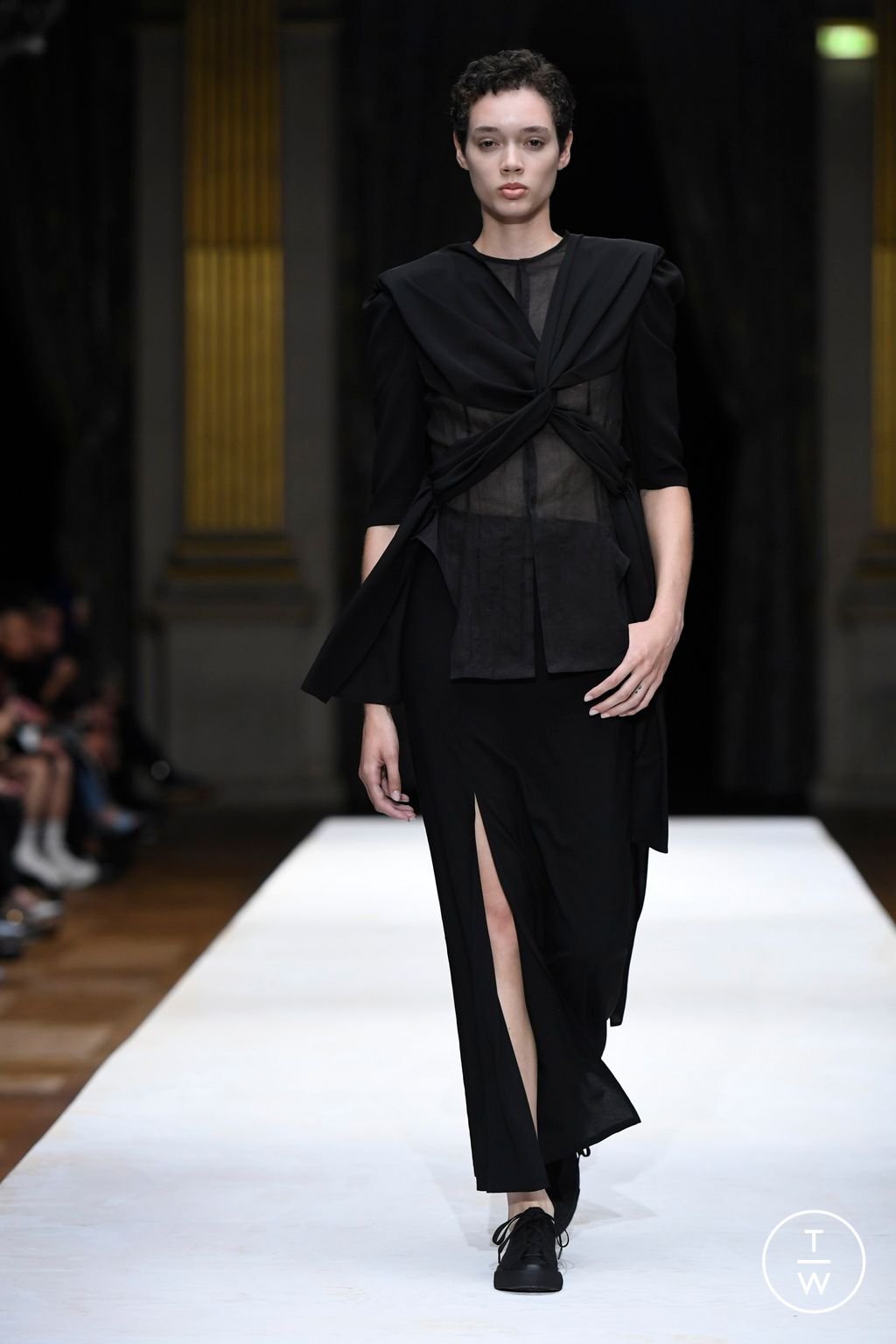 Fashion Week Paris Spring/Summer 2024 look 5 from the Yohji Yamamoto collection womenswear