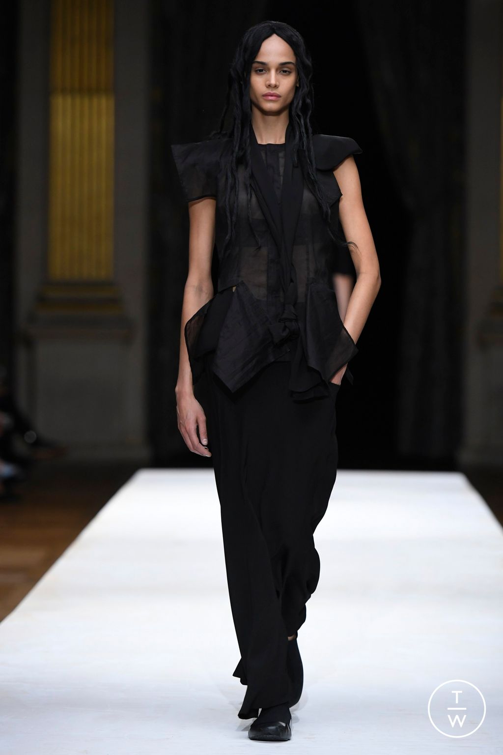 Fashion Week Paris Spring/Summer 2024 look 6 from the Yohji Yamamoto collection 女装