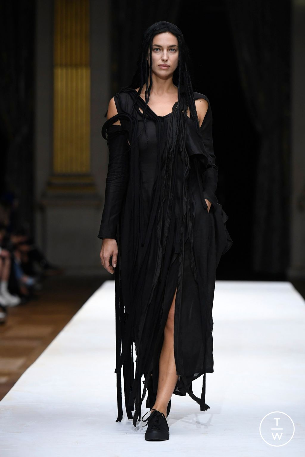 Fashion Week Paris Spring/Summer 2024 look 7 from the Yohji Yamamoto collection womenswear