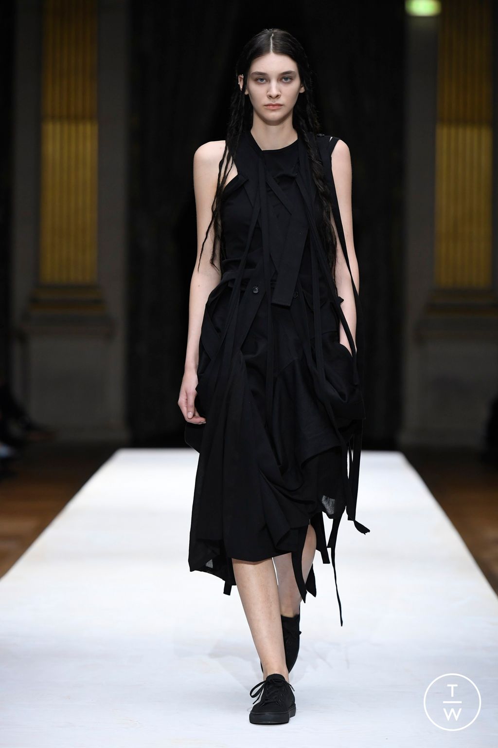 Fashion Week Paris Spring/Summer 2024 look 8 from the Yohji Yamamoto collection womenswear