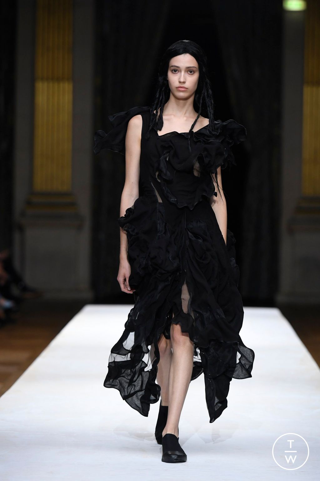 Fashion Week Paris Spring/Summer 2024 look 9 from the Yohji Yamamoto collection womenswear
