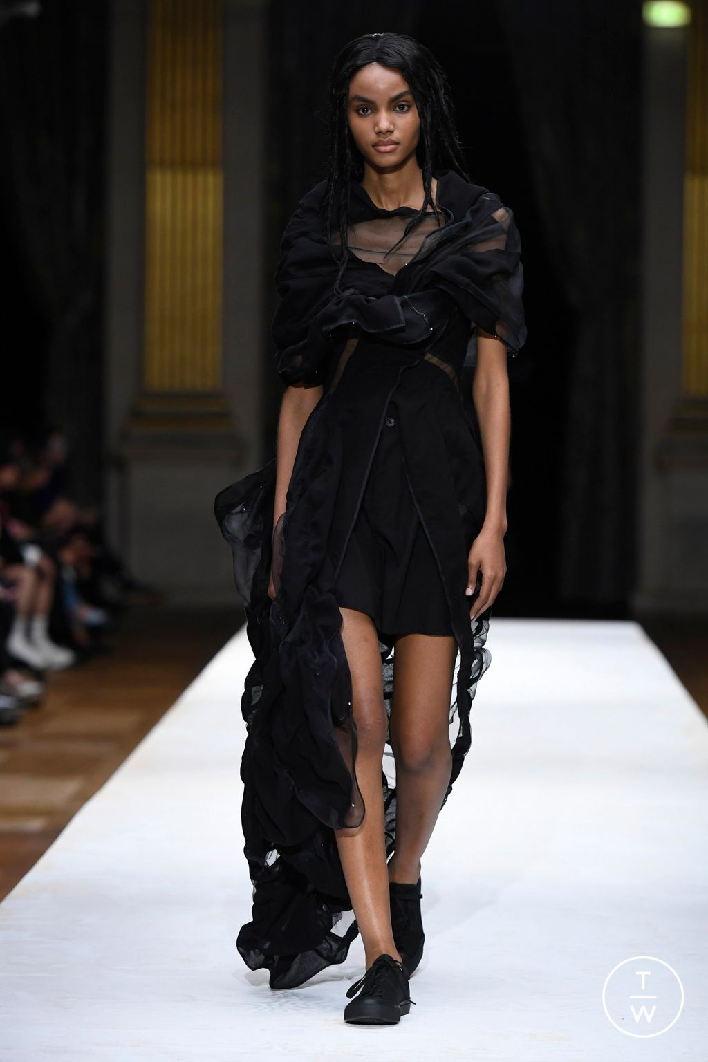 Fashion Week Paris Spring/Summer 2024 look 10 from the Yohji Yamamoto collection womenswear