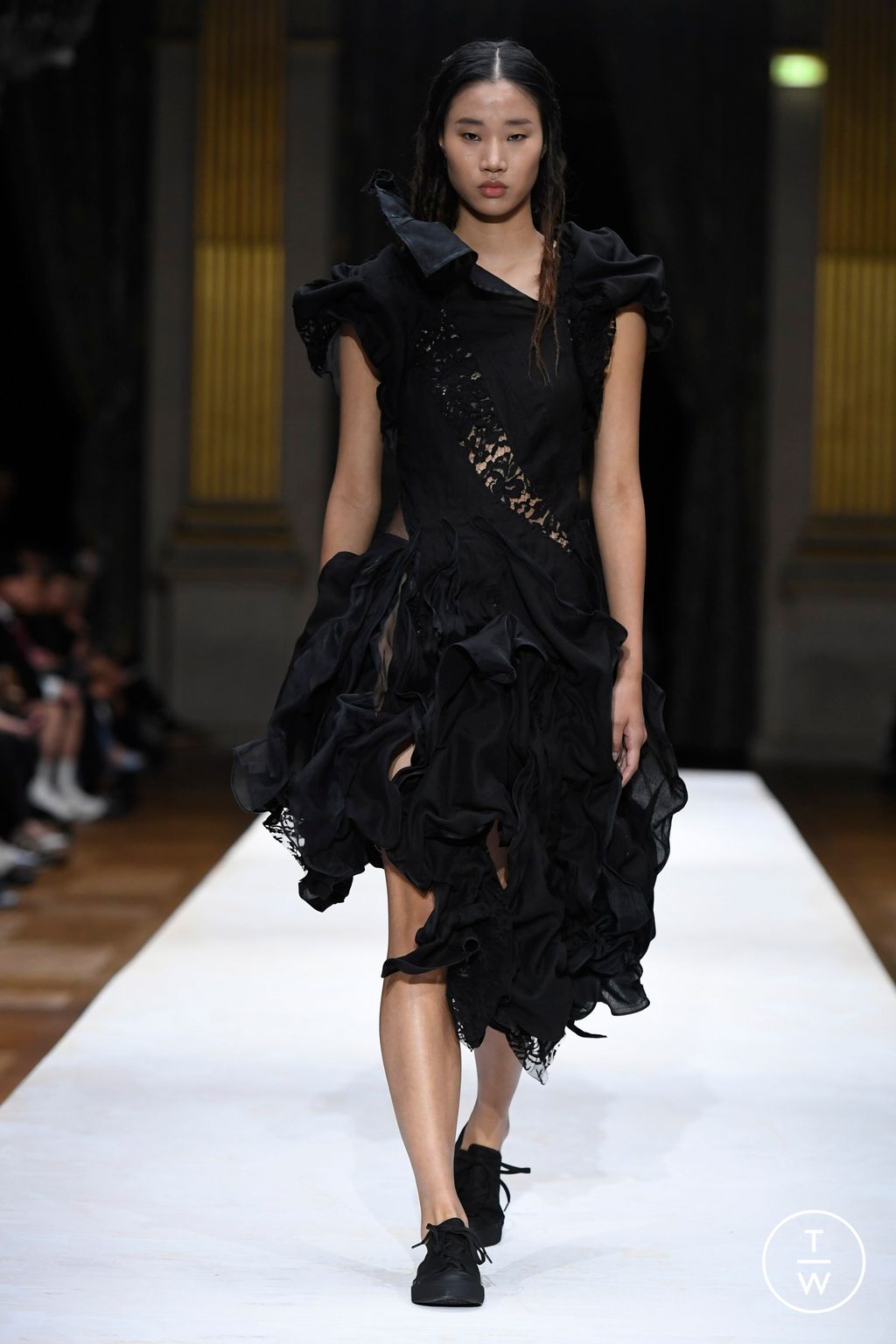 Fashion Week Paris Spring/Summer 2024 look 12 from the Yohji Yamamoto collection womenswear