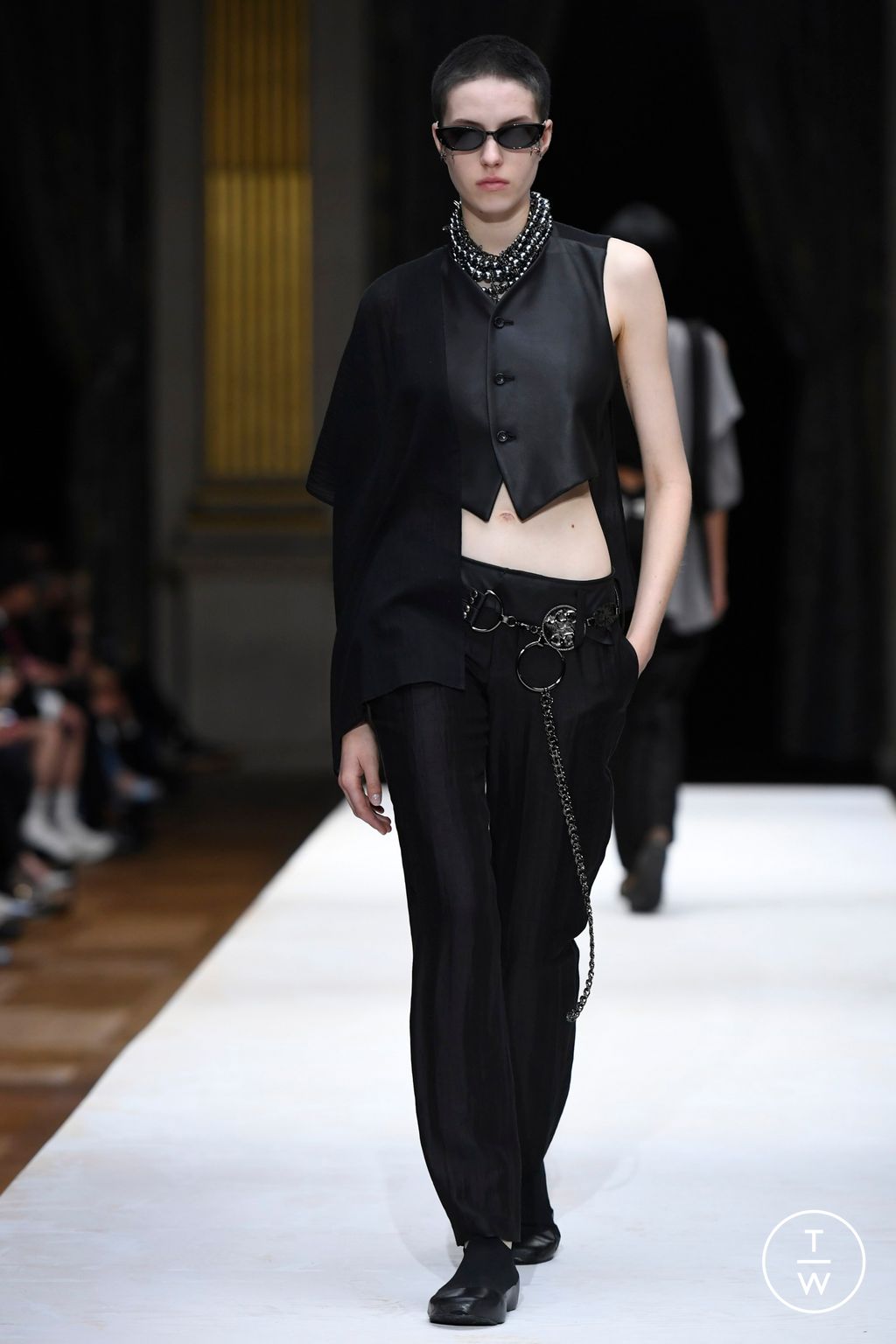 Fashion Week Paris Spring/Summer 2024 look 16 from the Yohji Yamamoto collection womenswear