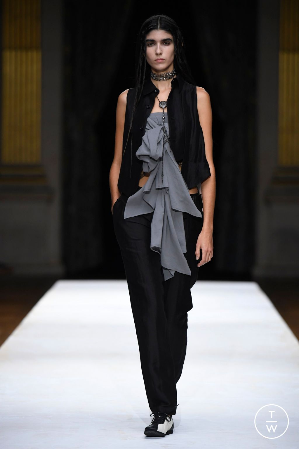 Fashion Week Paris Spring/Summer 2024 look 17 from the Yohji Yamamoto collection 女装