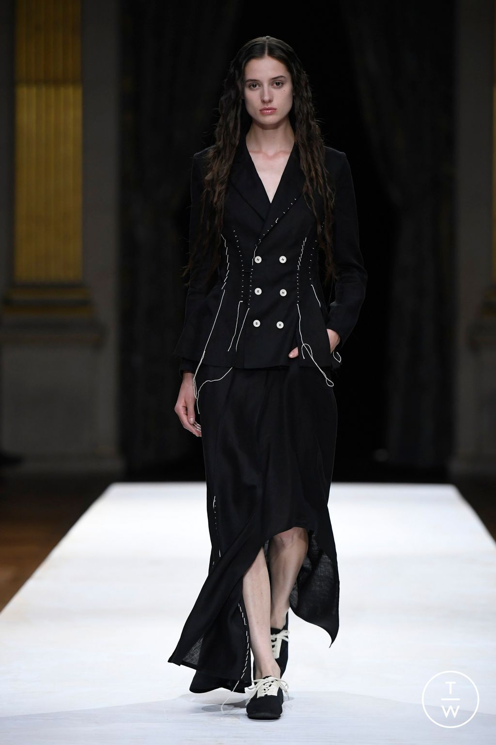 Fashion Week Paris Spring/Summer 2024 look 18 de la collection Yohji Yamamoto womenswear