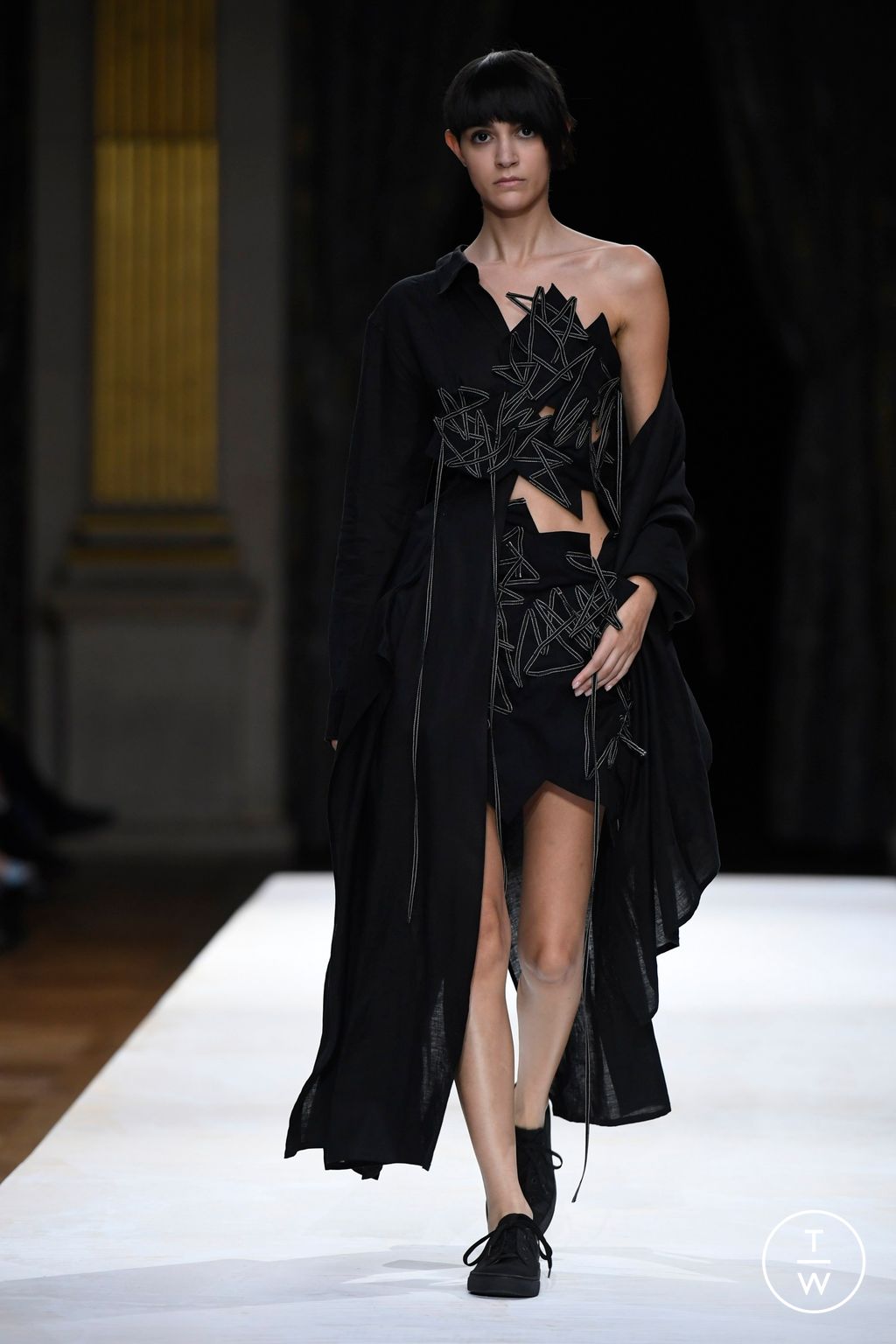 Fashion Week Paris Spring/Summer 2024 look 19 from the Yohji Yamamoto collection womenswear