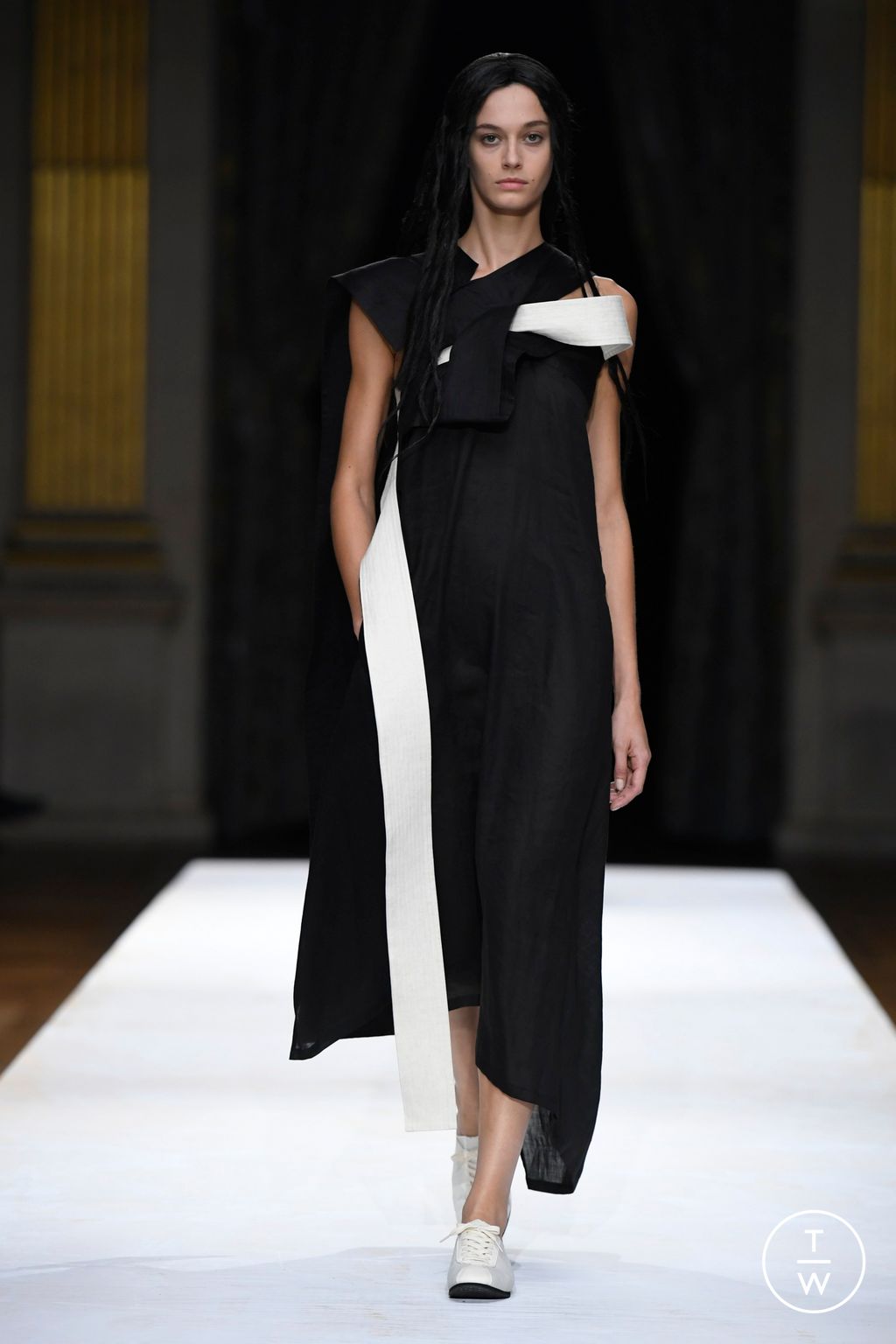 Fashion Week Paris Spring/Summer 2024 look 20 from the Yohji Yamamoto collection womenswear