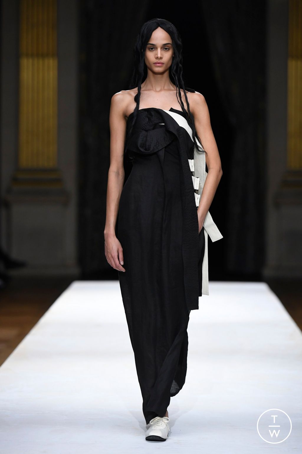 Fashion Week Paris Spring/Summer 2024 look 21 from the Yohji Yamamoto collection womenswear