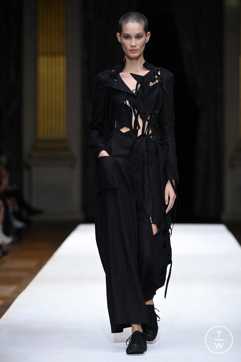 Fashion Week Paris Spring/Summer 2024 look 22 from the Yohji Yamamoto collection womenswear