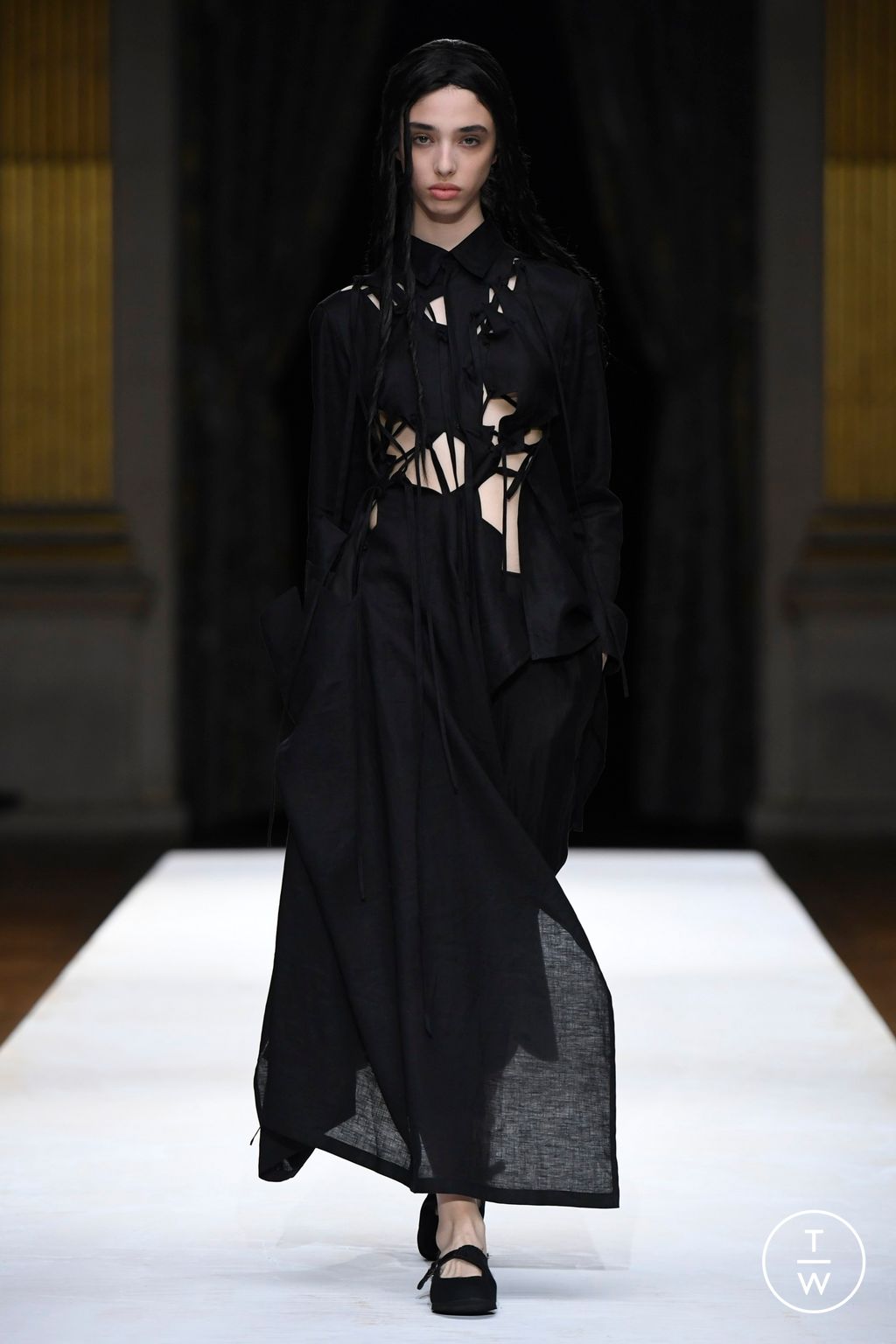 Fashion Week Paris Spring/Summer 2024 look 23 from the Yohji Yamamoto collection womenswear