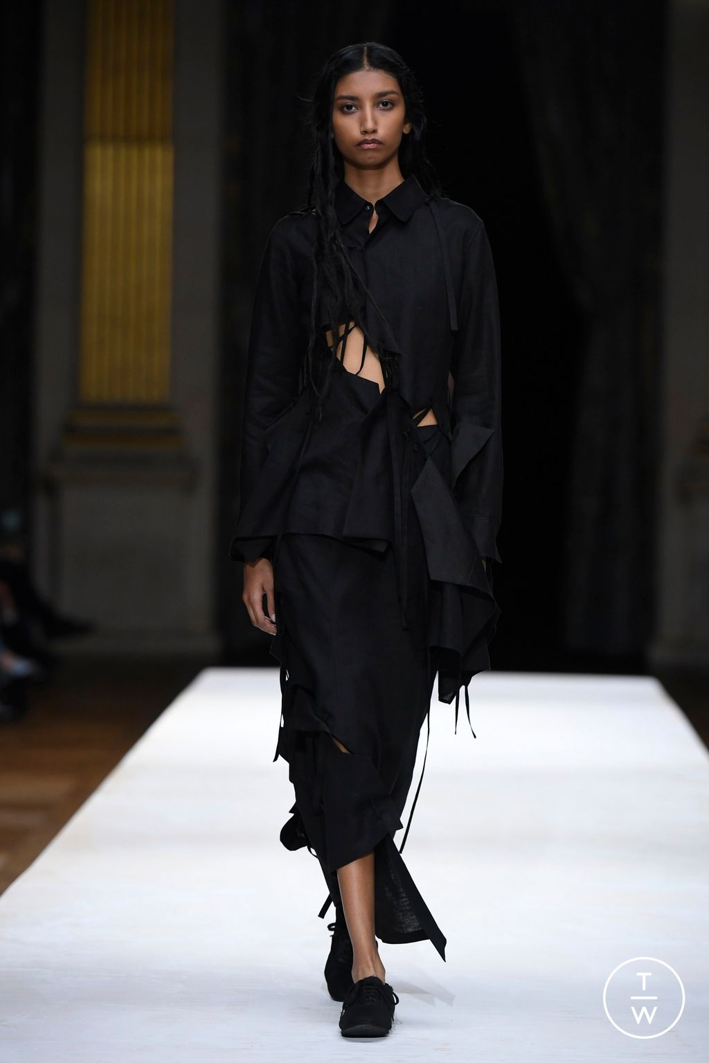 Fashion Week Paris Spring/Summer 2024 look 24 de la collection Yohji Yamamoto womenswear