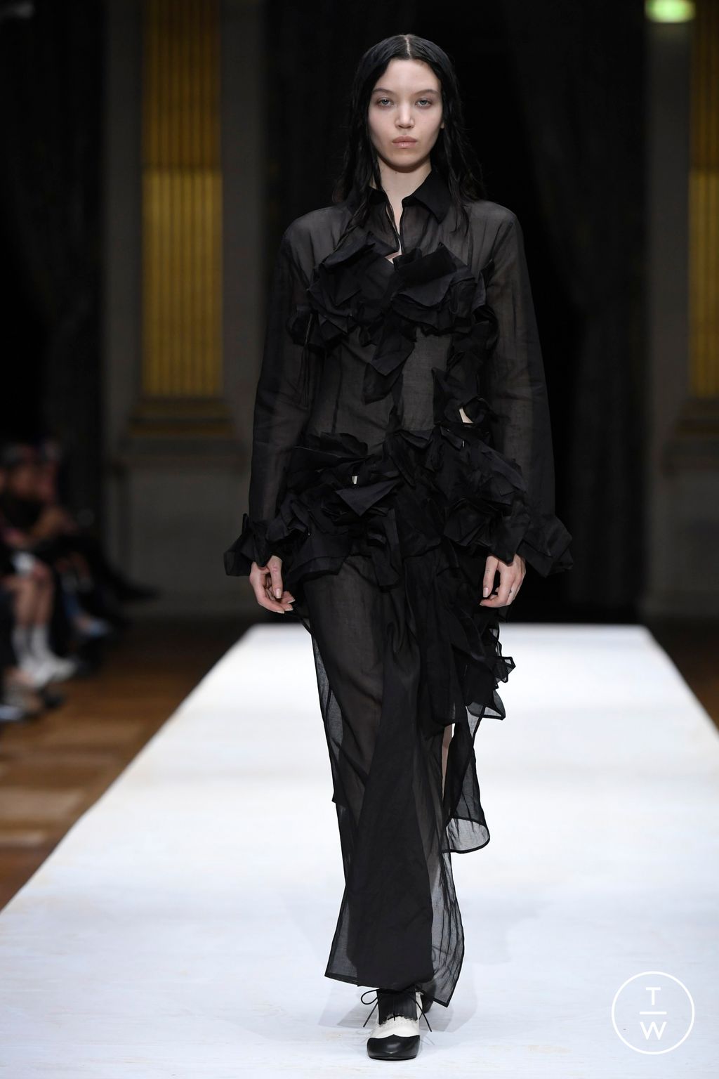 Fashion Week Paris Spring/Summer 2024 look 25 from the Yohji Yamamoto collection womenswear