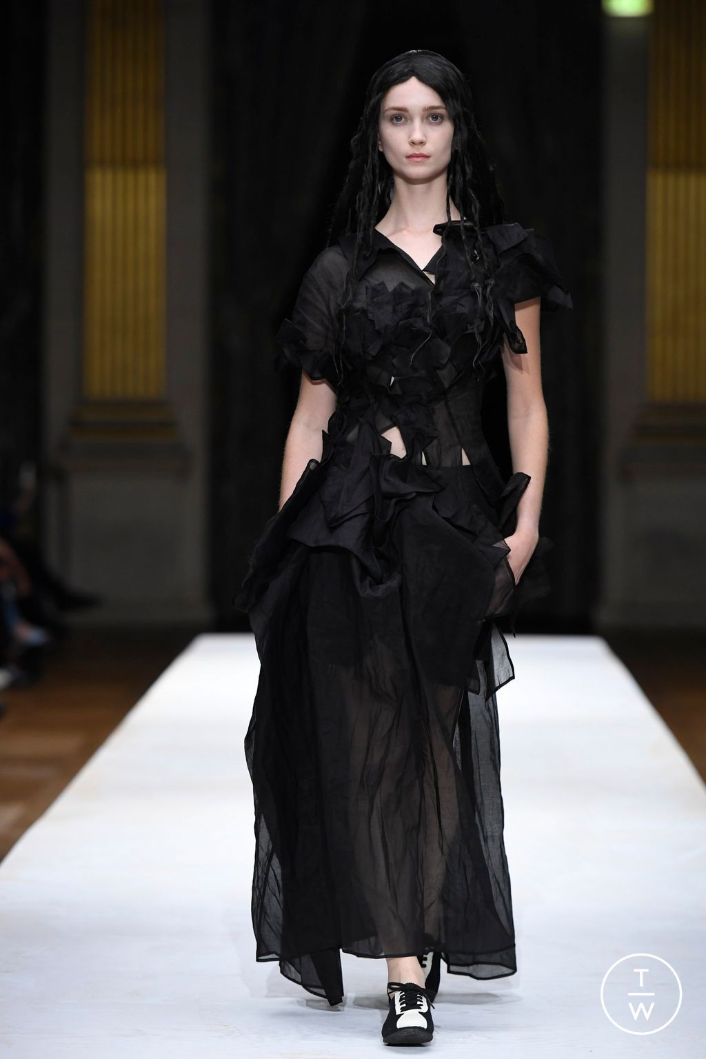 Fashion Week Paris Spring/Summer 2024 look 26 de la collection Yohji Yamamoto womenswear