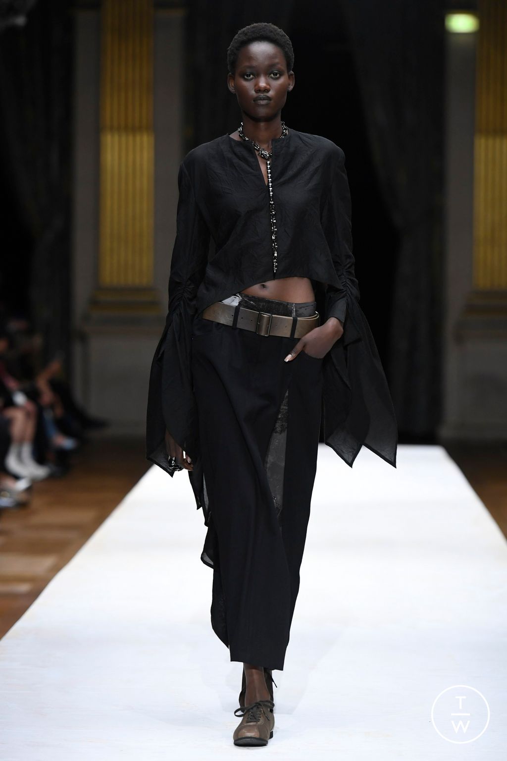 Fashion Week Paris Spring/Summer 2024 look 27 from the Yohji Yamamoto collection womenswear