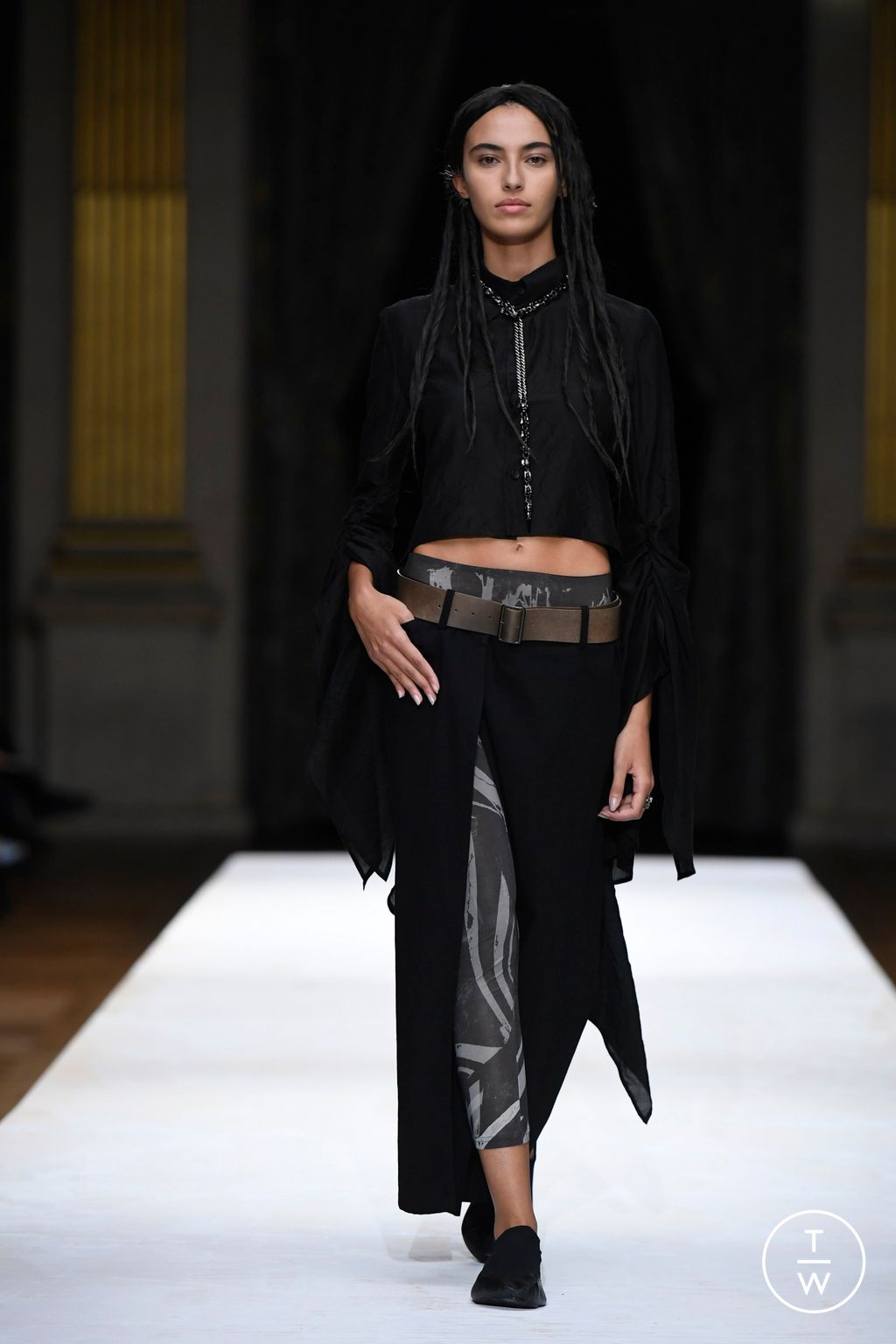 Fashion Week Paris Spring/Summer 2024 look 28 from the Yohji Yamamoto collection 女装