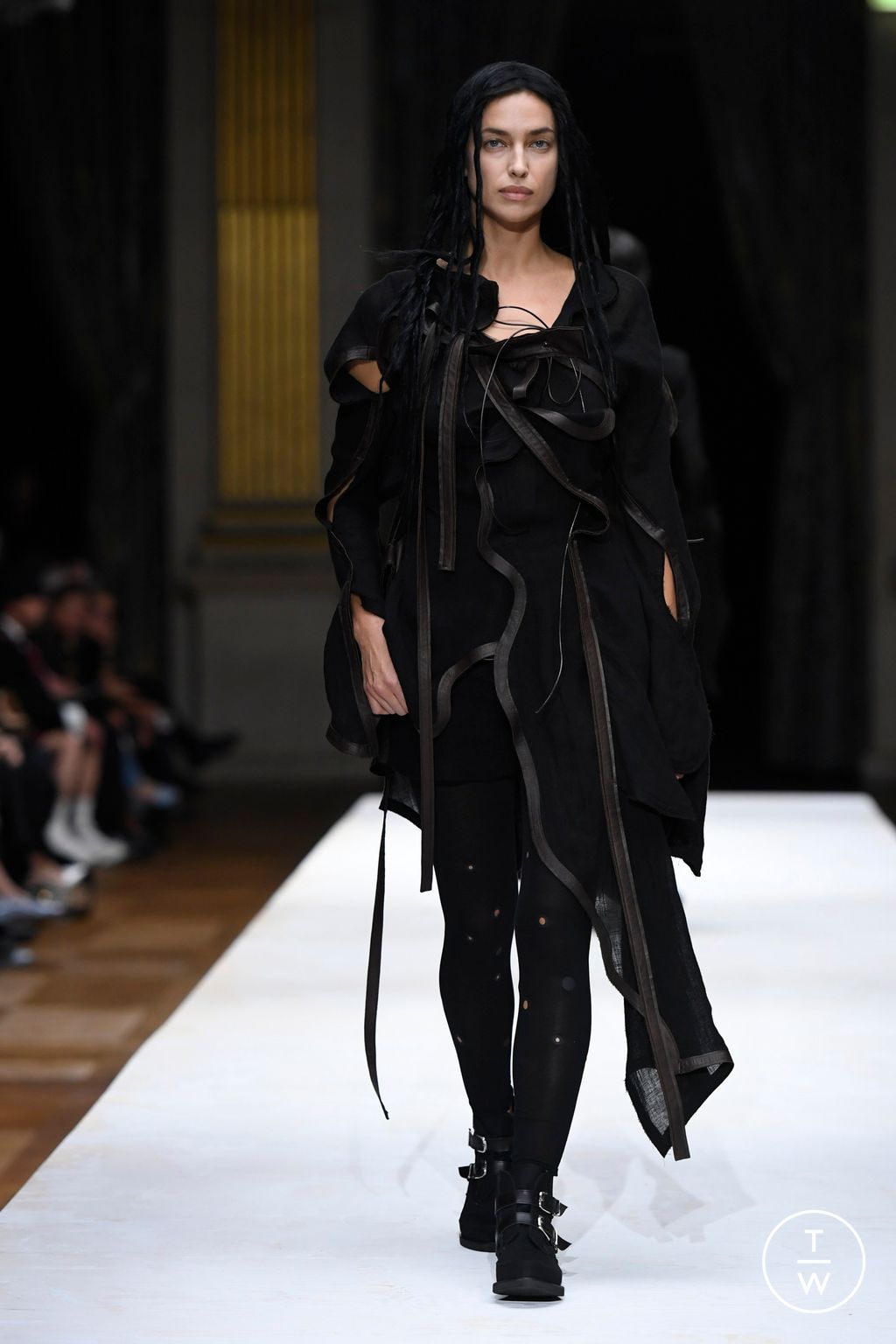 Fashion Week Paris Spring/Summer 2024 look 29 from the Yohji Yamamoto collection 女装