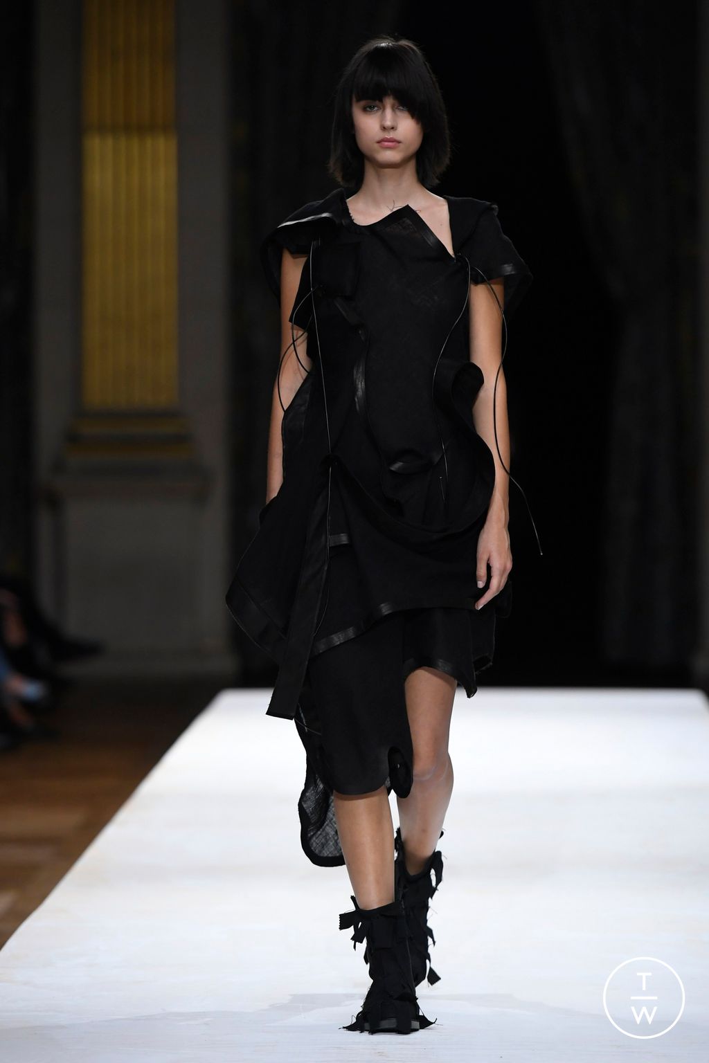 Fashion Week Paris Spring/Summer 2024 look 30 from the Yohji Yamamoto collection womenswear