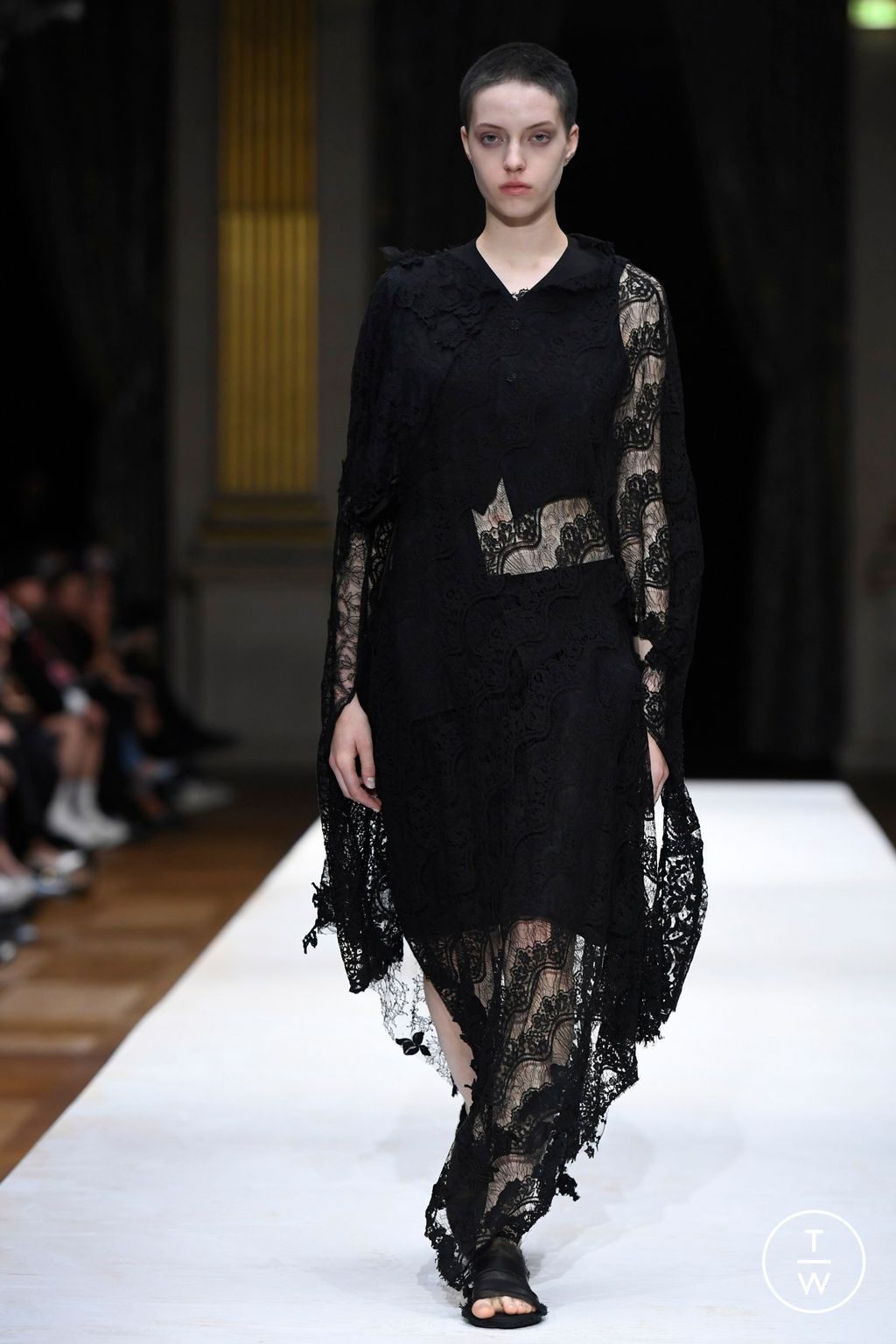 Fashion Week Paris Spring/Summer 2024 look 32 from the Yohji Yamamoto collection 女装