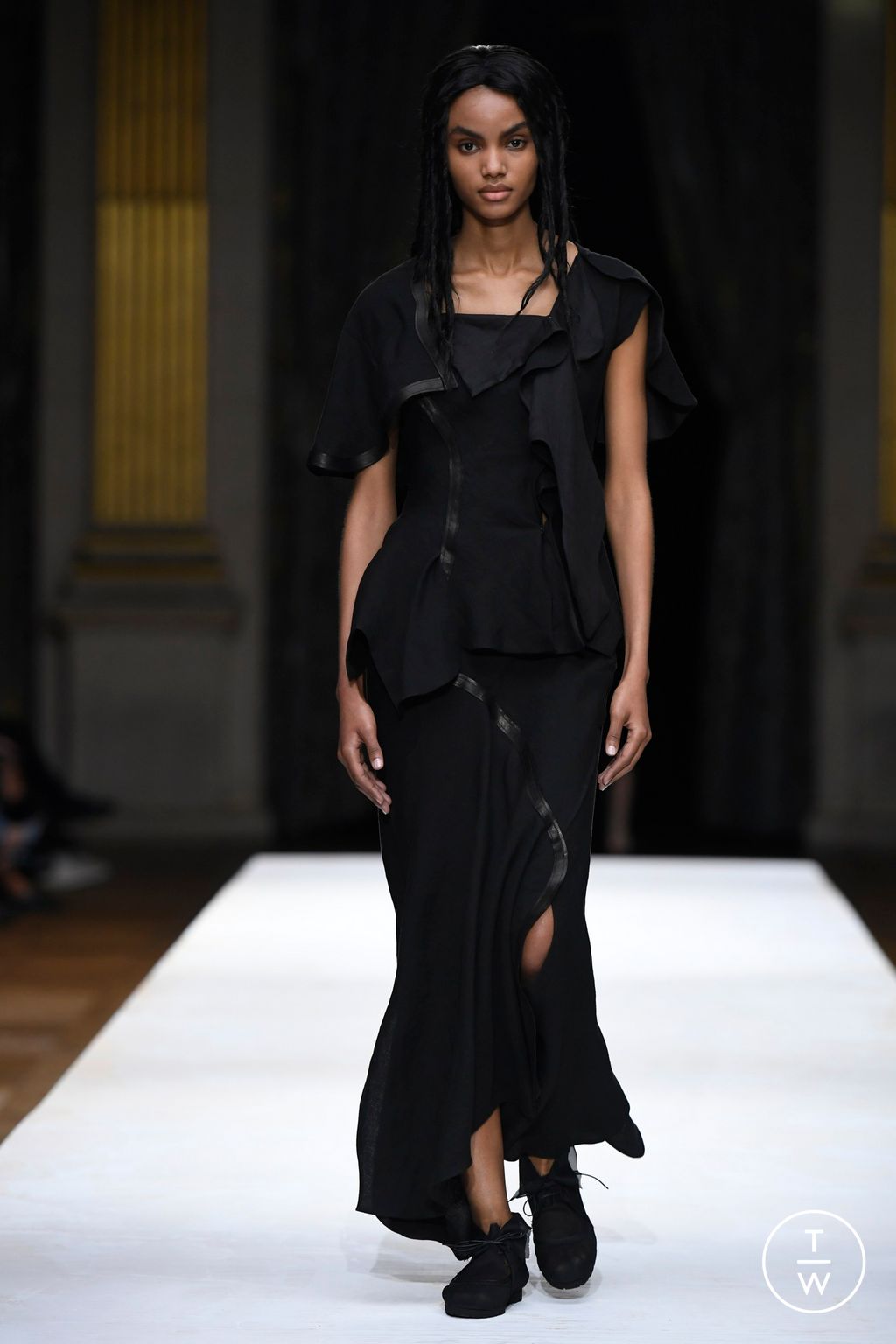 Fashion Week Paris Spring/Summer 2024 look 33 from the Yohji Yamamoto collection 女装