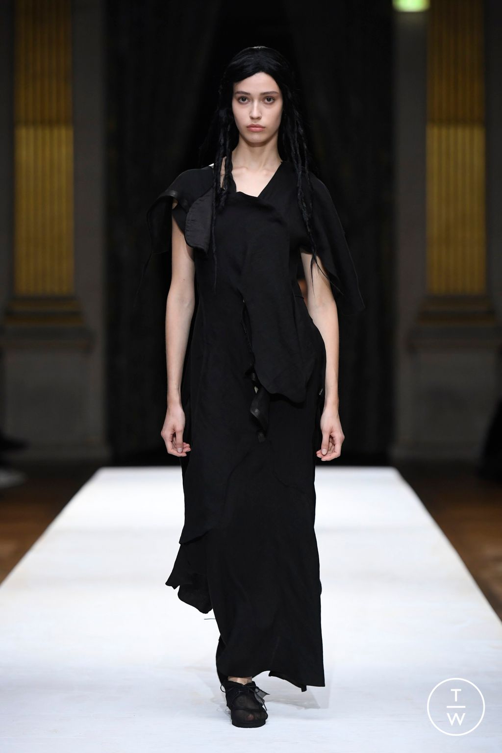 Fashion Week Paris Spring/Summer 2024 look 34 from the Yohji Yamamoto collection 女装