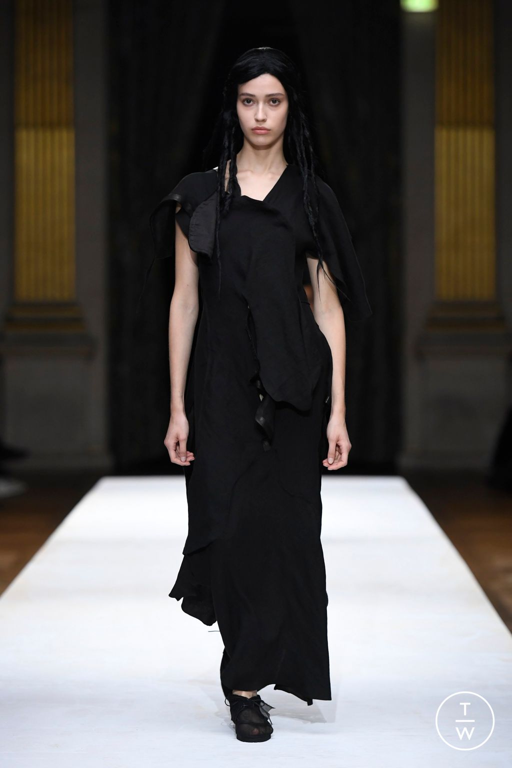 Fashion Week Paris Spring/Summer 2024 look 34 de la collection Yohji Yamamoto womenswear