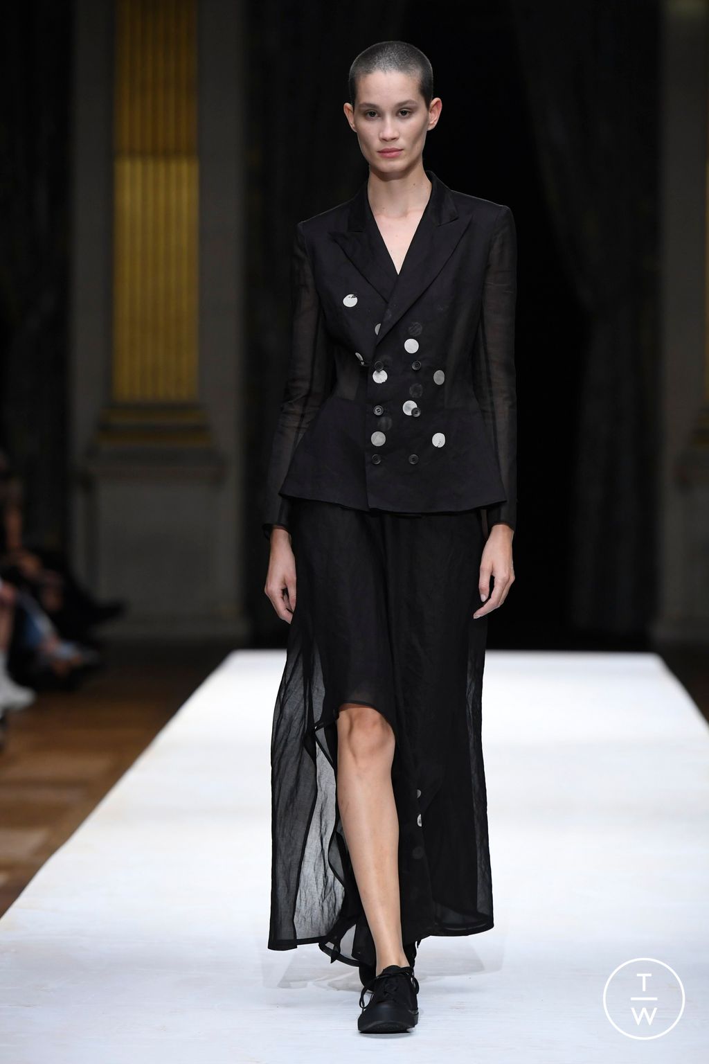 Fashion Week Paris Spring/Summer 2024 look 35 from the Yohji Yamamoto collection womenswear