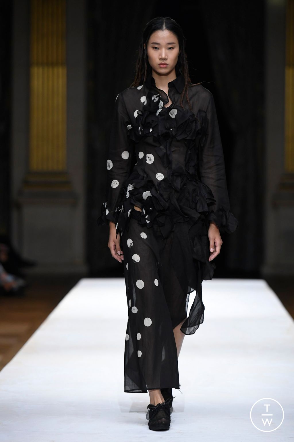 Fashion Week Paris Spring/Summer 2024 look 36 from the Yohji Yamamoto collection 女装