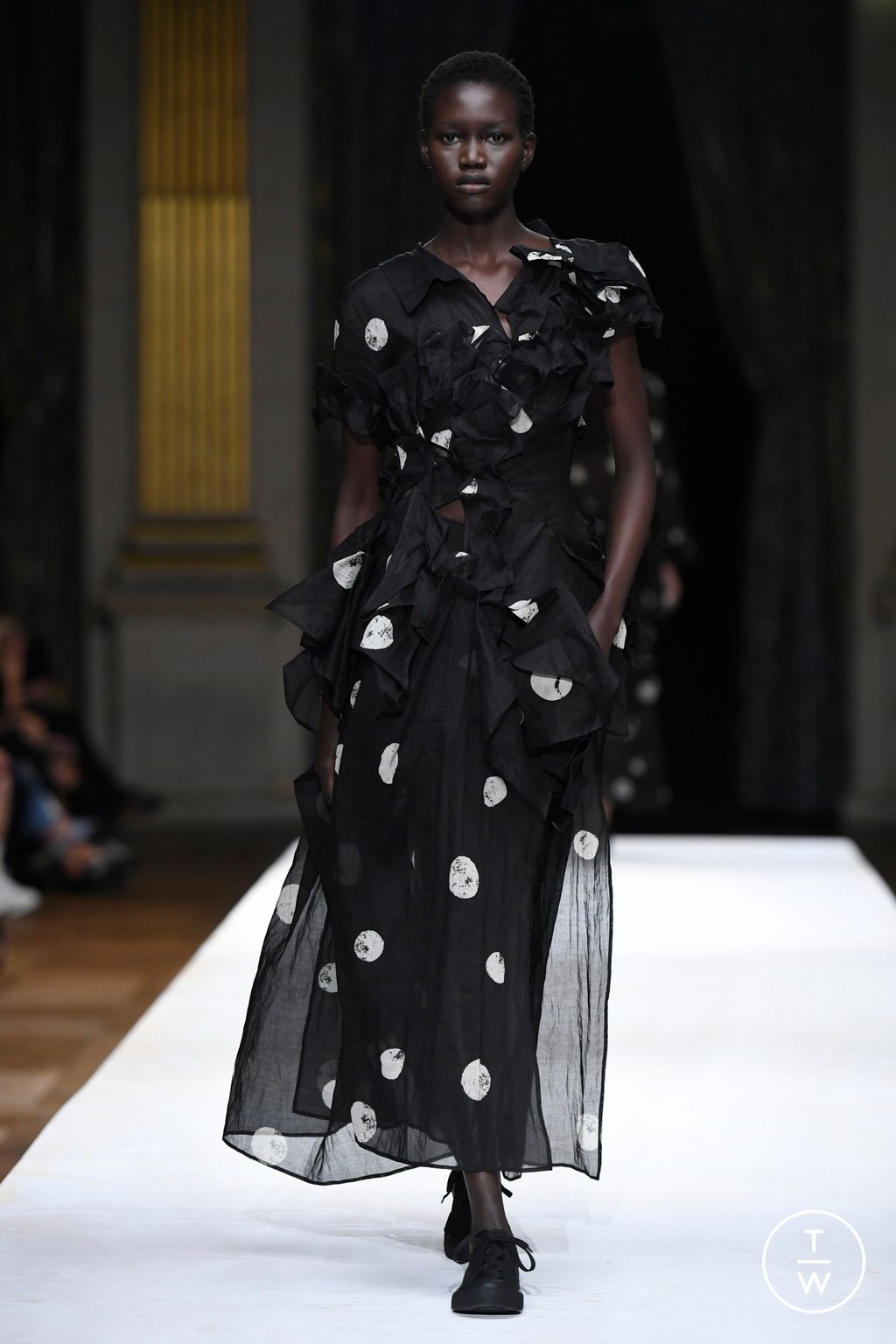 Fashion Week Paris Spring/Summer 2024 look 37 from the Yohji Yamamoto collection 女装