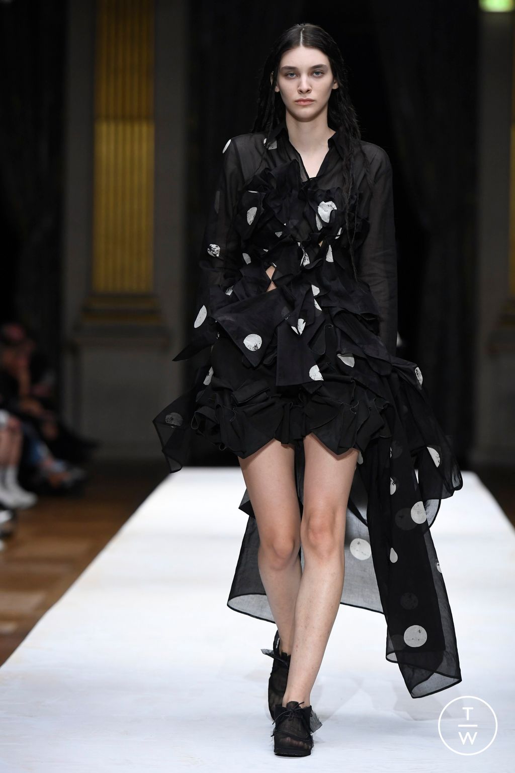 Fashion Week Paris Spring/Summer 2024 look 38 from the Yohji Yamamoto collection womenswear