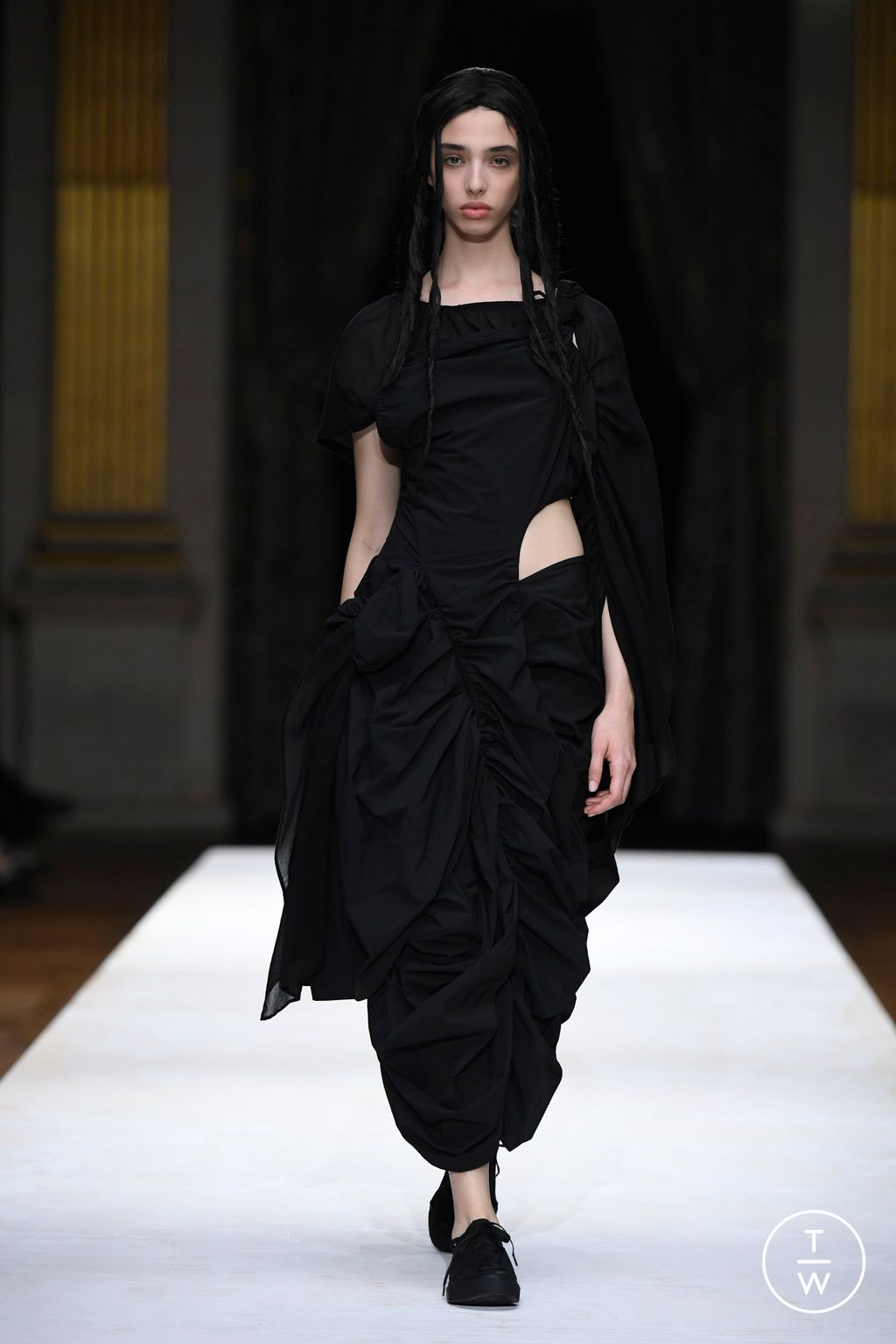 Fashion Week Paris Spring/Summer 2024 look 39 from the Yohji Yamamoto collection womenswear