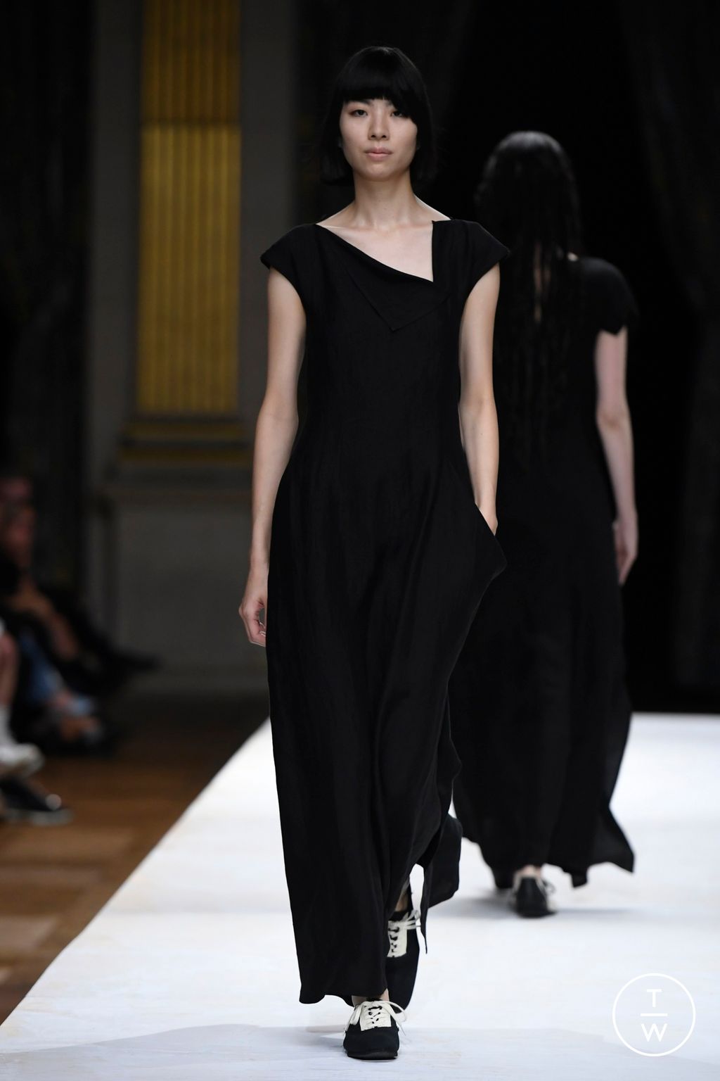 Fashion Week Paris Spring/Summer 2024 look 42 from the Yohji Yamamoto collection 女装