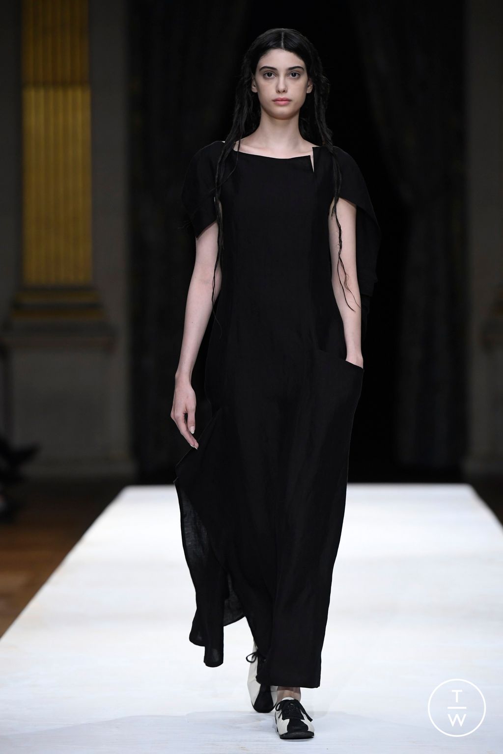 Fashion Week Paris Spring/Summer 2024 look 41 from the Yohji Yamamoto collection womenswear