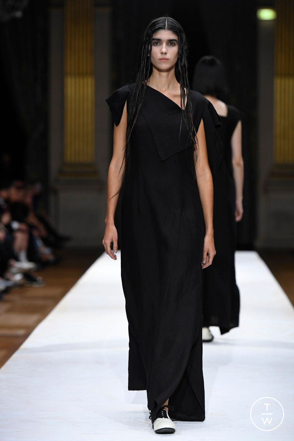 Fashion Week Paris Spring/Summer 2024 look 43 from the Yohji Yamamoto collection womenswear
