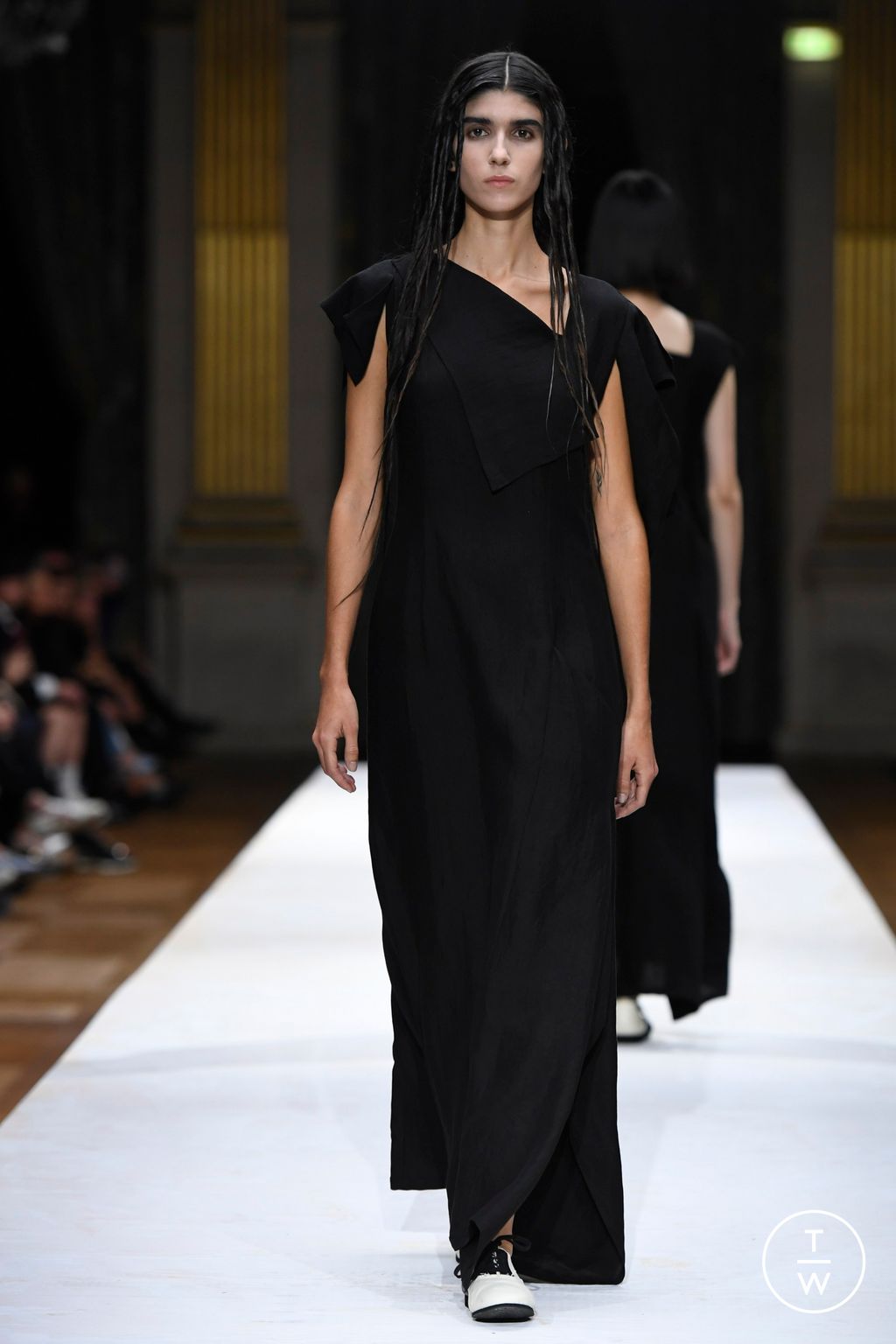 Fashion Week Paris Spring/Summer 2024 look 43 from the Yohji Yamamoto collection 女装